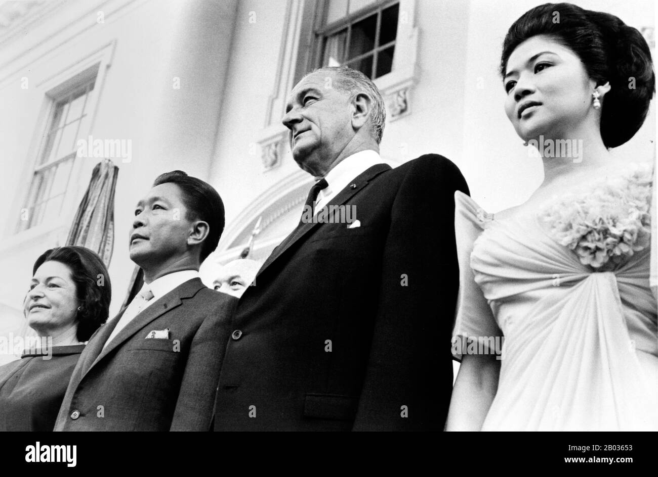 Lyndon Baines Johnson (27 août 1908 – 22 janvier 1973), souvent appelée LBJ, était le 36ème président des États-Unis (1963–1969) après son service de 37ème vice-président des États-Unis (1961–1963). Claudia Alta 'Lady Bird' Johnson (née Taylor, 22 décembre 1912 – 11 juillet 2007) était la première Dame des États-Unis (1963–69), épouse de la 36ème présidente des États-Unis, Lyndon B. Johnson. Ferdinand Emmanuel Edralin Marcos (11 septembre 1917 – 28 septembre 1989) a été le 10ème président des Philippines de 1965 à 1986. Imelda R. Marcos (née Imelda Reme Banque D'Images