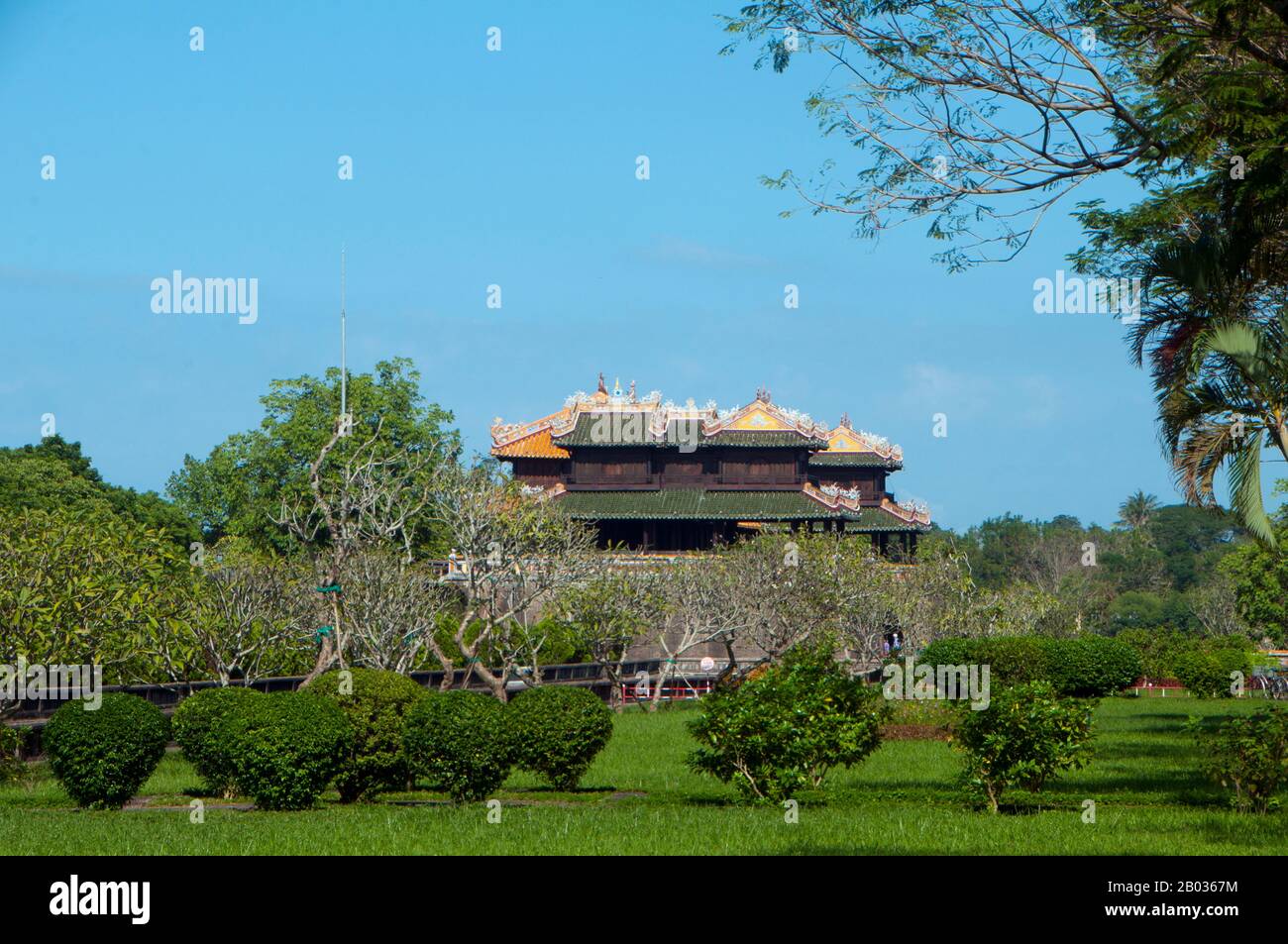 Le Ngọ Môn (caractère chinois : 午門), également connu sous le nom de porte de Noon, est la porte principale de la ville impériale, Huế, située dans la citadelle de Huế. Il a été construit en 1833 dans le style traditionnel vietnamien Nguyen sous la domination de l'empereur Minh Mang. L'empereur Gia long ordonna la construction de la Citadelle de Hue en 1805. Le vaste complexe est construit selon les notions de fengshui ou de géomancy chinoise, mais suivant les principes militaires de l'architecte militaire français du XVIIIe siècle, Sébastien de Vauban. Le résultat est un hybride inhabituel et élégant, une ville impériale de style chinois soigneusement alig Banque D'Images