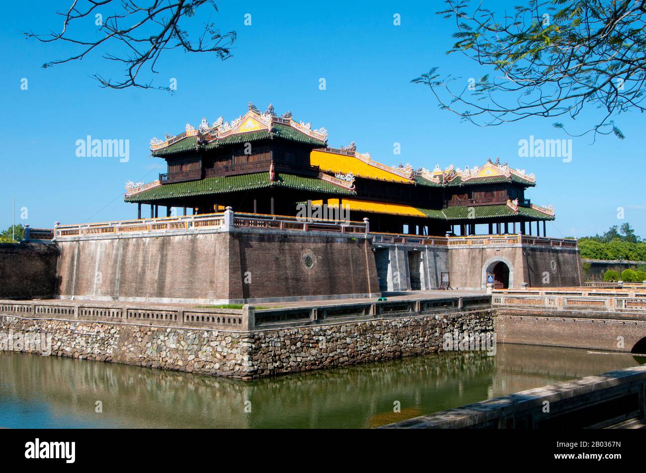 Le Ngọ Môn (caractère chinois : 午門), également connu sous le nom de porte de Noon, est la porte principale de la ville impériale, Huế, située dans la citadelle de Huế. Il a été construit en 1833 dans le style traditionnel vietnamien Nguyen sous la domination de l'empereur Minh Mang. L'empereur Gia long ordonna la construction de la Citadelle de Hue en 1805. Le vaste complexe est construit selon les notions de fengshui ou de géomancy chinoise, mais suivant les principes militaires de l'architecte militaire français du XVIIIe siècle, Sébastien de Vauban. Le résultat est un hybride inhabituel et élégant, une ville impériale de style chinois soigneusement alig Banque D'Images