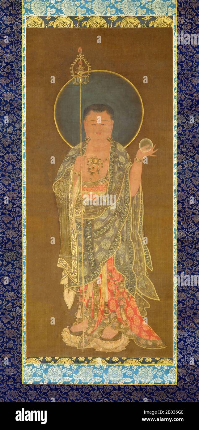 Kshitigarbha, parfois épeautre Ksitigarbha, est une bodhisattva principalement adorée dans l'Asie de l'est et le bouddhisme Theravada, et est souvent décrite comme un moine avec un halo autour de sa tête rasée. Son nom peut se traduire par "Trésor de la Terre" ou "matrice de la Terre", et est réputé pour son vœu d'instruire tous les êtres dans les six mondes entre la mort de Gautama Bouddha et l'ascension de Maitreya, ainsi que son serment de ne pas atteindre Bouddhahhabité tant que tous les hurls ne sont pas vidés. Ainsi, Kshitigarbha est souvent associé à l'enfer et comme bodhisattva de l'enfer-êtres. Il est également le gardien des enfants et de la déité patronne Banque D'Images