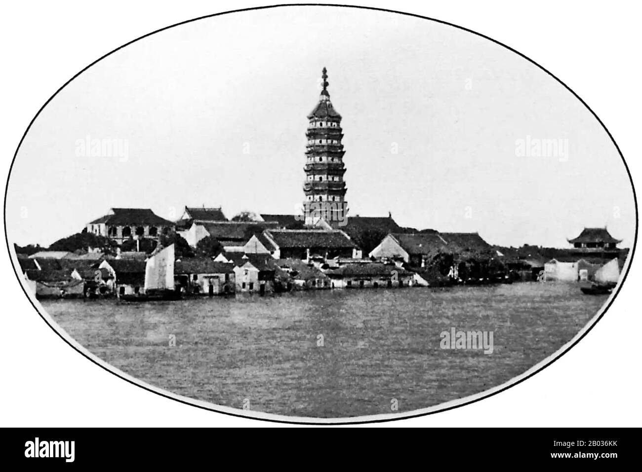 Les inondations de la Chine de 1931 ou les inondations de la rivière jaune de 1931 sont une série d'inondations dévastatrices qui se sont produites en République de Chine. Les inondations sont généralement considérées parmi l'une des catastrophes naturelles les plus meurtrières jamais enregistrées. Les estimations du nombre total de morts vont de 145 000 à 3,7 millions à 4 millions. La pagode de Zhenfeng a été construite en 1570 pendant la dynastie Ming. En raison de son emplacement près d'un virage dans la rivière Yangtze, la pagode était autrefois utilisée comme phare, et contient des niches pour les lanternes.[ Après la construction, la pagode était initialement appelée 'Ten-Mille Bu Banque D'Images