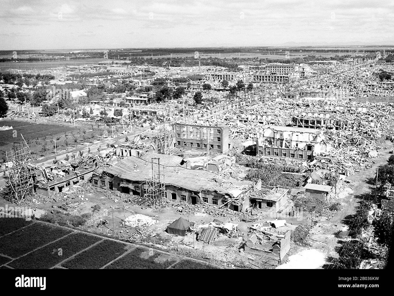 Le tremblement de terre de Tangshan, également connu sous le nom de séisme de Great Tangshan, a été une catastrophe naturelle qui s'est produite le 28 juillet 1976. On pense qu'il s'agit du plus grand tremblement de terre du XXe siècle par le nombre de morts. L'épicentre du tremblement de terre était près de Tangshan à Hebei, en République Populaire de Chine, une ville industrielle d'environ un million d'habitants. Le nombre de morts initialement déclaré par le gouvernement chinois était de 655,000, mais ce nombre a depuis été déclaré être d'environ 240 000 à 255 000. Un autre rapport indique que le nombre réel de morts était beaucoup plus élevé, à environ 650 000, Banque D'Images