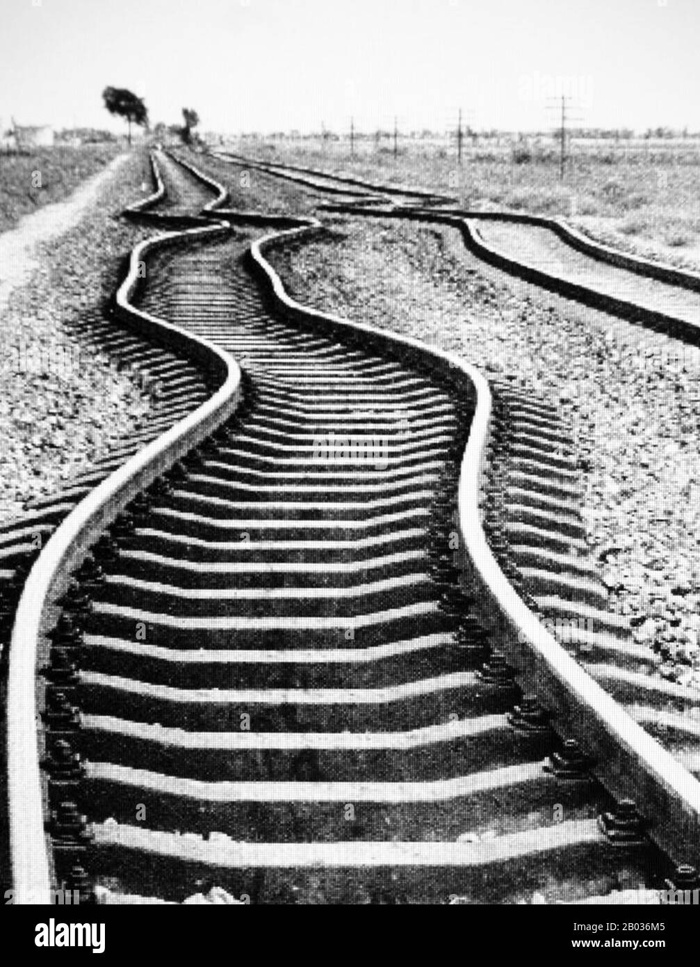 Le tremblement de terre de Tangshan, également connu sous le nom de séisme de Great Tangshan, a été une catastrophe naturelle qui s'est produite le 28 juillet 1976. On pense qu'il s'agit du plus grand tremblement de terre du XXe siècle par le nombre de morts. L'épicentre du tremblement de terre était près de Tangshan à Hebei, en République Populaire de Chine, une ville industrielle d'environ un million d'habitants. Le nombre de morts initialement déclaré par le gouvernement chinois était de 655,000, mais ce nombre a depuis été déclaré être d'environ 240 000 à 255 000. Un autre rapport indique que le nombre réel de morts était beaucoup plus élevé, à environ 650 000, Banque D'Images