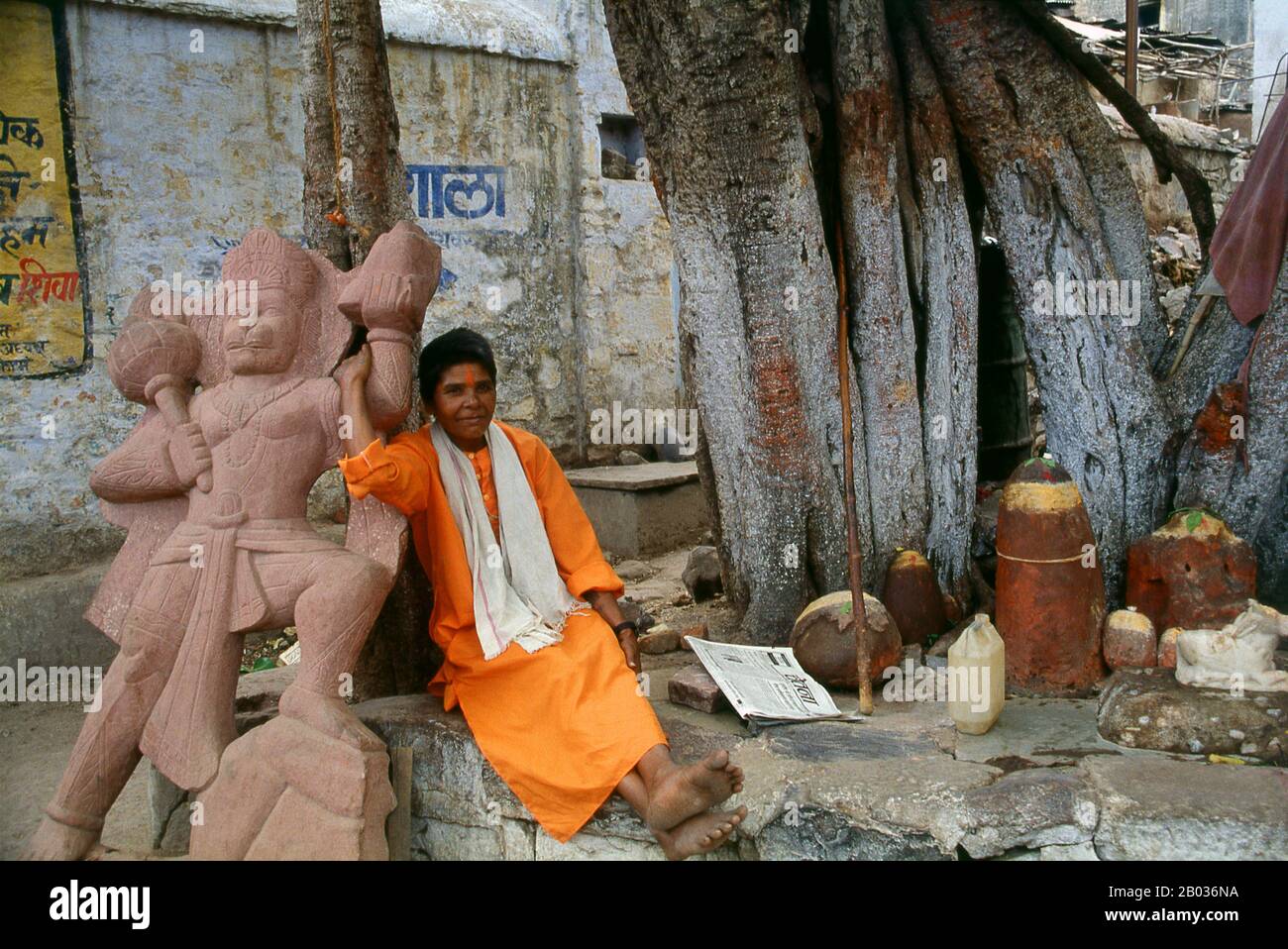 La déité hindoue Hanuman est un dévoté ardent de Rama, un personnage central dans l'épopée indienne Ramayana. Général parmi les vanaras, une race de type singe de citadins forestiers, Hanuman est une incarnation du divin et disciple du Seigneur Sri Rama dans la lutte contre le démon roi Ravana. Omkarehwar Mahadev est un temple hindou dédié au Dieu Shiva. C'est l'un des 12 sanctuaires vénérés de Jyotirlinga de Shiva. Banque D'Images La déité hindoue Hanuman est un dévoté ardent de Rama, un personnage central dans l'épopée indienne Ramayana. Général parmi les vanaras, une race de type singe de citadins forestiers, Hanuman est une incarnation du divin et disciple du Seigneur Sri Rama dans la lutte contre le démon roi Ravana. Omkarehwar Mahadev est un temple hindou dédié au Dieu Shiva. C'est l'un des 12 sanctuaires vénérés de Jyotirlinga de Shiva. Banque D'Images