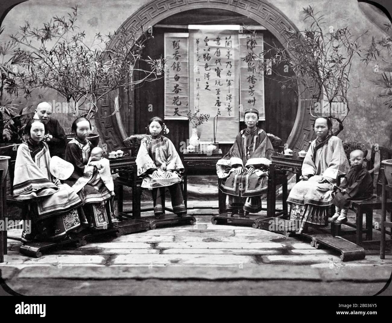 Edward Bangs Drew (1843 - 1924) a rejoint le Service chinois des douanes maritimes en 1864 après avoir obtenu son baccalauréat de Harvard. En 1868, Drew est nommé commissaire du Service, poste qu'il occupe depuis des décennies. Pendant cette période, il a recueilli des photographies qui documentent les vêtements, les coutumes et la vie quotidienne dans la Chine du XIXe siècle, ainsi que la vie et la carrière De Drew, y compris les rassemblements familiaux et sociaux, les apparitions publiques, les événements et les cérémonies. Banque D'Images