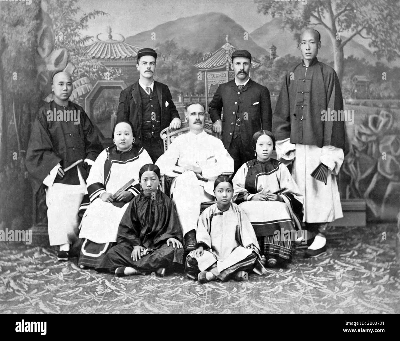 Edward Bangs Drew (1843 - 1924) a rejoint le Service chinois des douanes maritimes en 1864 après avoir obtenu son baccalauréat de Harvard. En 1868, Drew est nommé commissaire du Service, poste qu'il occupe depuis des décennies. William Hancock (1846-1914) est né à Jurgan, en Irlande, et a fait ses études dans une école privée de Lancaster. Il a fréquenté Queen's College, Belfast, 1862-1866, où il a étudié le latin, l'allemand et la chimie, mais il n'a pas obtenu de diplôme. Après avoir terminé ses études, il a travaillé dans l'industrie du lin. Hancock a rejoint le Service des douanes maritimes impériales chinois en 1874 et a été nommé greffier au C Banque D'Images