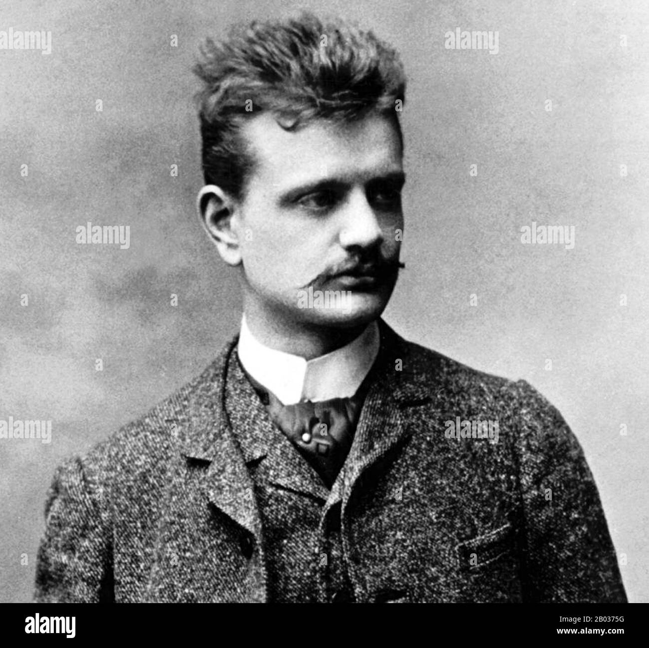 Jean Sibelius (né Johan Julius Christian Sibelius, du 8 décembre 1865 au 20 septembre 1957), est un compositeur et violoniste finlandais de la période romantique et moderne tardive. Il est largement reconnu comme le plus grand compositeur de son pays et, grâce à sa musique, il est souvent crédité d'avoir aidé la Finlande à développer une identité nationale pendant sa lutte pour l'indépendance de la Russie. Banque D'Images