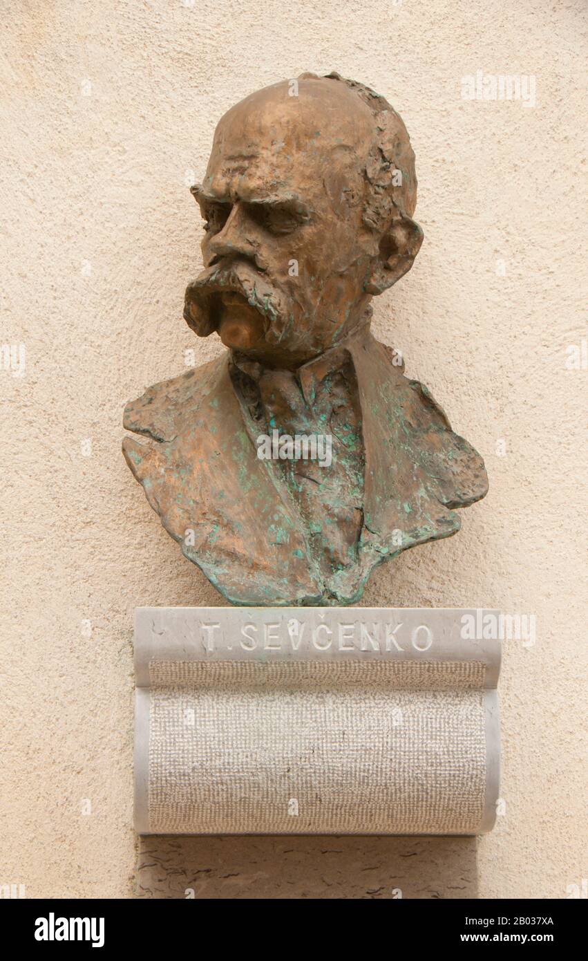 Taras Hryhorovych Shevchenko (9 mars 1814 – 10 mars 1861) était poète, écrivain, artiste, personnage public et politique ukrainien, ainsi que folkloriste et ethnographe. Son patrimoine littéraire est considéré comme le fondement de la littérature ukrainienne moderne et, dans une large mesure, de la langue ukrainienne moderne. Shevchenko est également connu pour de nombreux chefs-d'œuvre comme peintre et illustrateur. Il a été membre de La Fraternité Sts Cyril et Methodius et académicien de l'Académie impériale des Arts En 1847, Shevchenko a été reconnu politiquement coupable d'avoir écrit en langue ukrainienne, faisant la promotion de la Banque D'Images