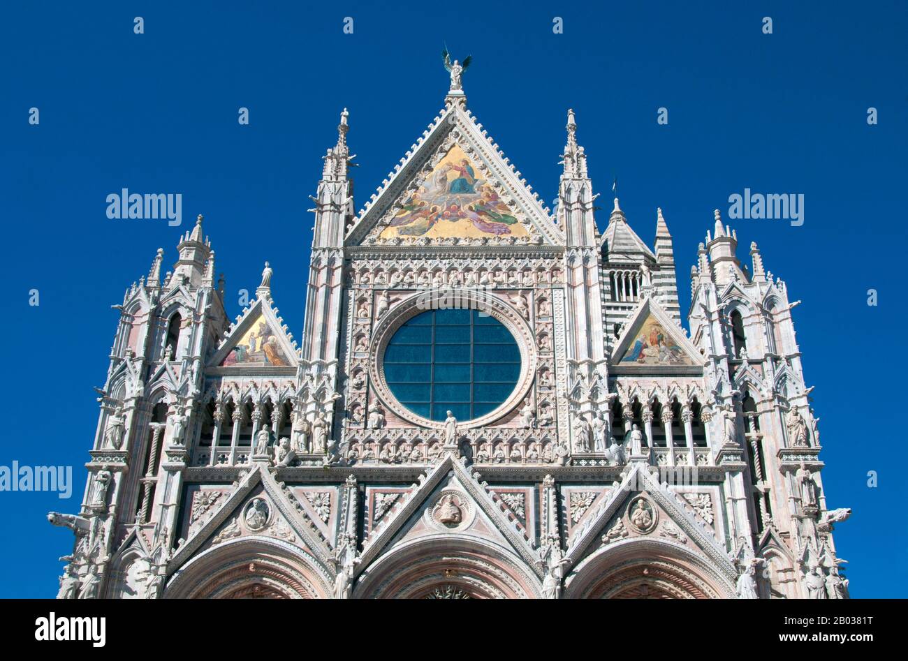 La cathédrale Saint Marie de l'Assomption a été conçue et achevée entre 1215 et 1263 sur le site d'une structure antérieure. Il a la forme d'une croix latine avec un transept légèrement projetant, un dôme et un clocher. Le dôme s'élève d'une base hexagonale avec des colonnes de support. La lanterne au sommet du dôme a été ajoutée par Gian Lorenzo Bernini. La nef est séparée des deux allées par des arches semi-circulaires. L'extérieur et l'intérieur sont construits en marbre blanc et noir verdâtre en rayures alternées, avec un supplément de marbre rouge sur la façade. Banque D'Images