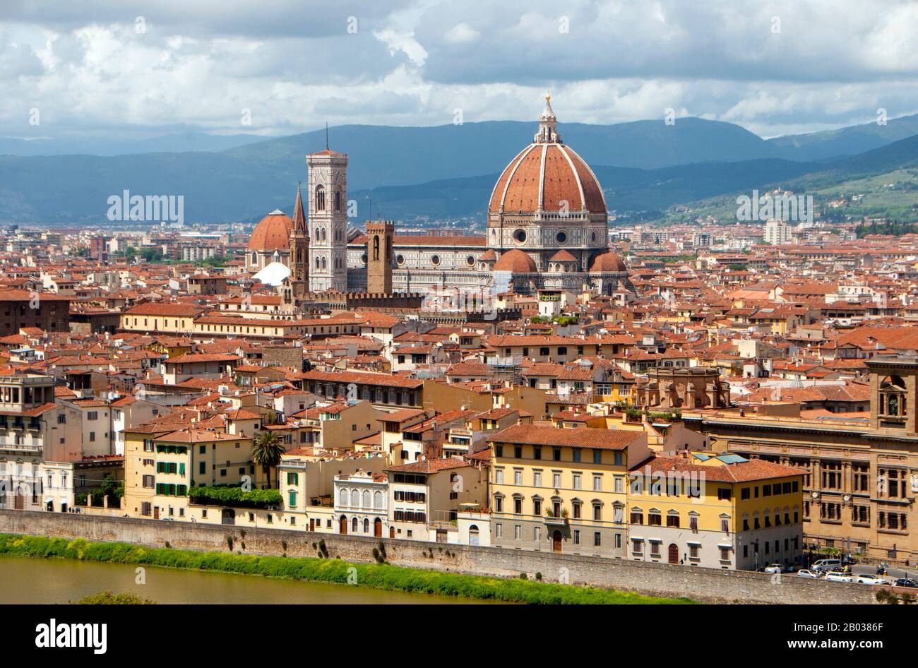 Firenze ou Florence est la capitale de la région italienne de la Toscane.  C'était un centre du commerce et de la finance médiévaux européens et une  des villes les plus riches de