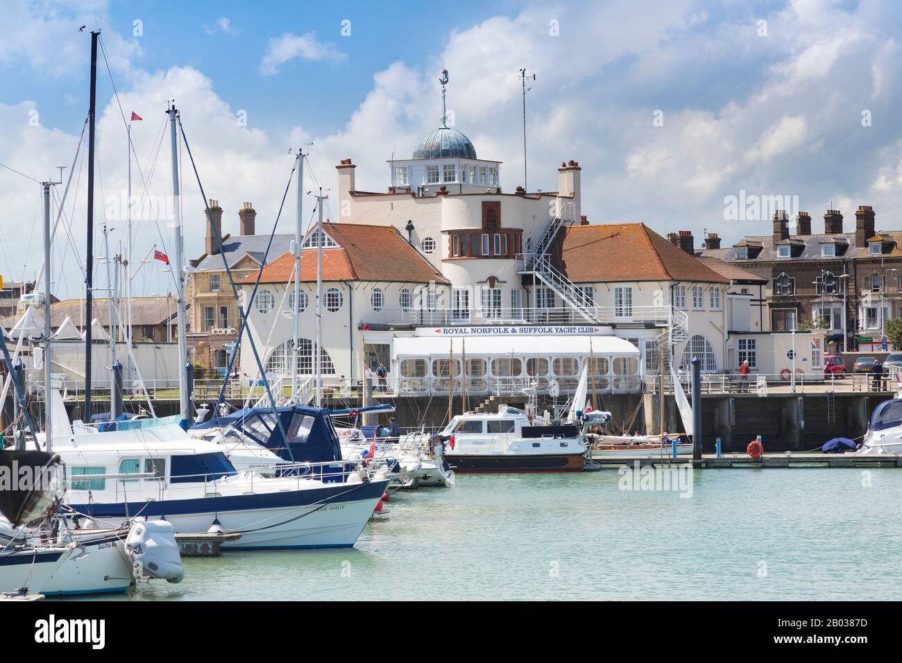 1 juin 2019 : Lowestaft, Suffolk, Royaume-Uni - Royal Norfolk et Suffolk Yacht Club, et bateaux dans le port. Banque D'Images