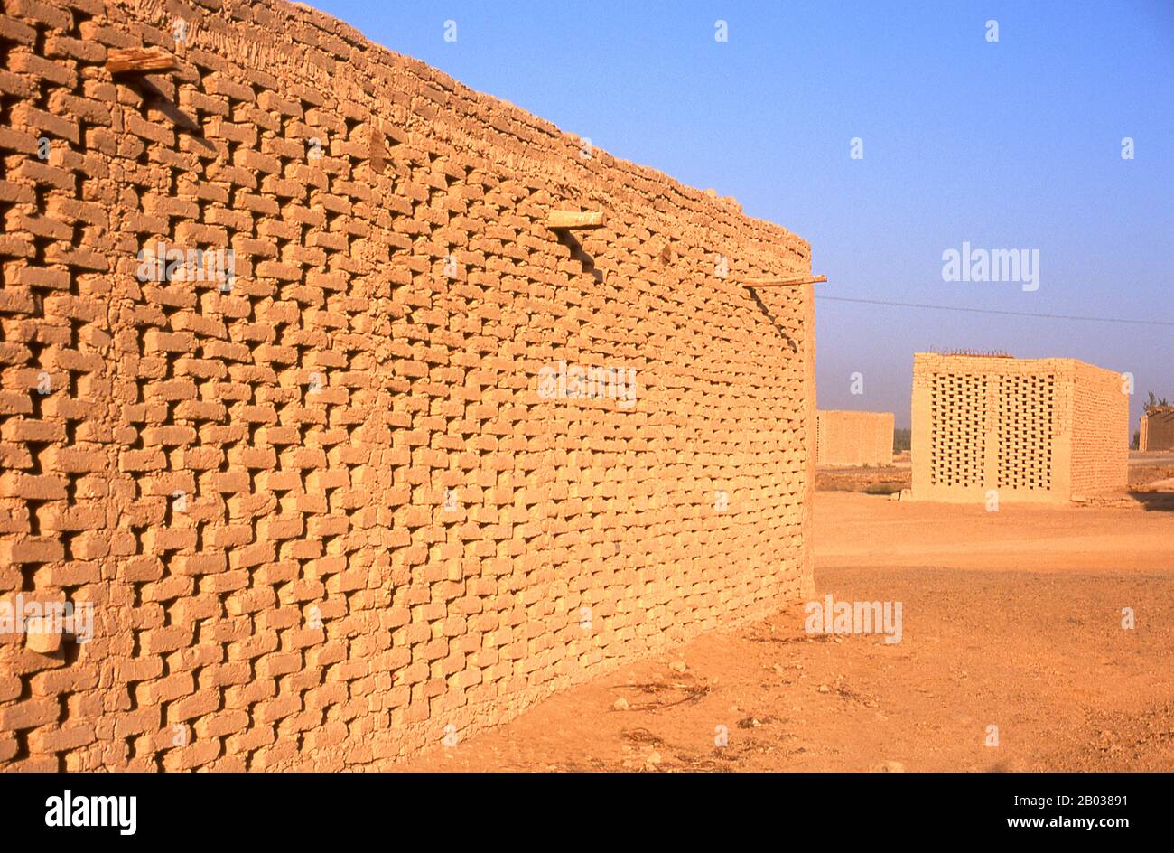 Chunche est un mot Uyghur qui fait référence à une sorte de bâtiment utilisé pour faire des raisins secs dans Turpan. Le bâtiment a un intérieur sombre, et les murs sont couverts d'un grand nombre de trous pour permettre au vent de passer à travers et d'aider dans le processus de séchage par évaporation. Les chunches sont généralement construites dans des zones à forte vent, en raison de la nécessité du vent. L’Oasis Turpan était un centre stratégique important sur la route de la soie du Nord du Xinjiang, site des anciennes villes de Yarkhoto (Jiaohe) et Karakhoja (Gaochang). Les armées chinoises sont entrées pour la première fois à Turpan au 2ème siècle avant BCE, sous le règne de l'empereur Han Banque D'Images