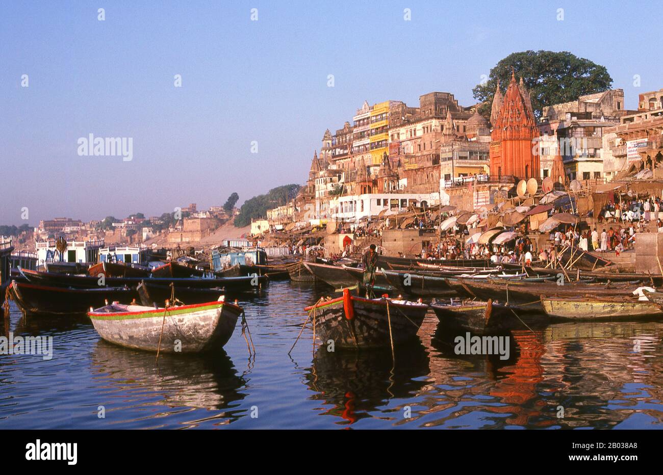 Varanasi, également connu sous le nom de Banaras ou Benares, est une ville située sur les rives du Gange de la rivière dans l'état indien de l'Uttar Pradesh, à 320 kilomètres au sud-est de la capitale de l'État Lucknow. Elle est considérée comme une ville Sainte par les hindous, les bouddhistes et les Jains. C'est l'une des plus anciennes villes habitées en permanence dans le monde et la plus ancienne en Inde. Le Kashi Naresh (Maharaja de Kashi) est le principal patron culturel de Varanasi et une partie essentielle de toutes les célébrations religieuses. La culture de Varanasi est étroitement associée à la rivière Ganges et à l'importance religieuse de la rivière. Le c Banque D'Images
