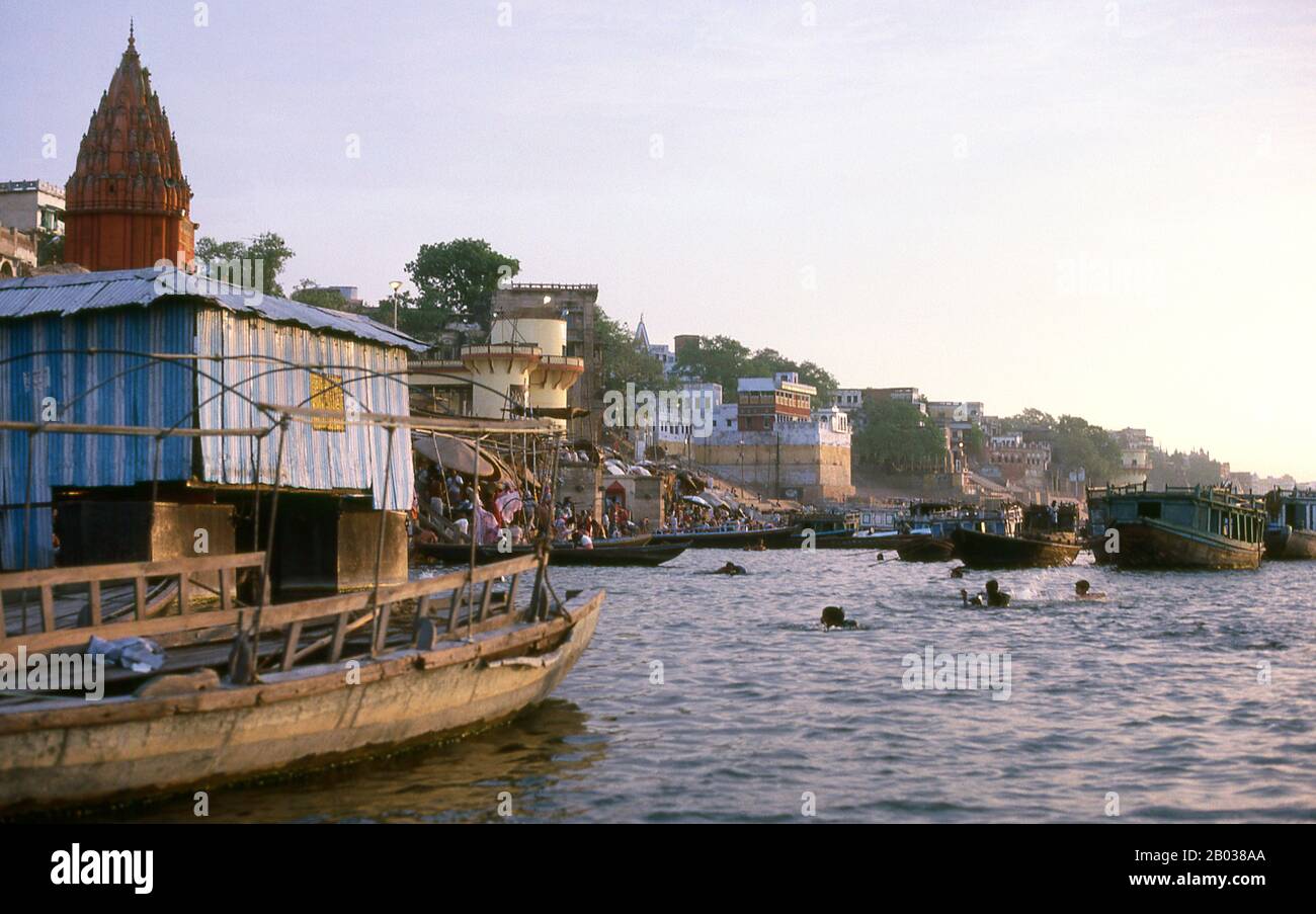 Varanasi, également connu sous le nom de Banaras ou Benares, est une ville située sur les rives du Gange de la rivière dans l'état indien de l'Uttar Pradesh, à 320 kilomètres au sud-est de la capitale de l'État Lucknow. Elle est considérée comme une ville Sainte par les hindous, les bouddhistes et les Jains. C'est l'une des plus anciennes villes habitées en permanence dans le monde et la plus ancienne en Inde. Le Kashi Naresh (Maharaja de Kashi) est le principal patron culturel de Varanasi et une partie essentielle de toutes les célébrations religieuses. La culture de Varanasi est étroitement associée à la rivière Ganges et à l'importance religieuse de la rivière. Le c Banque D'Images