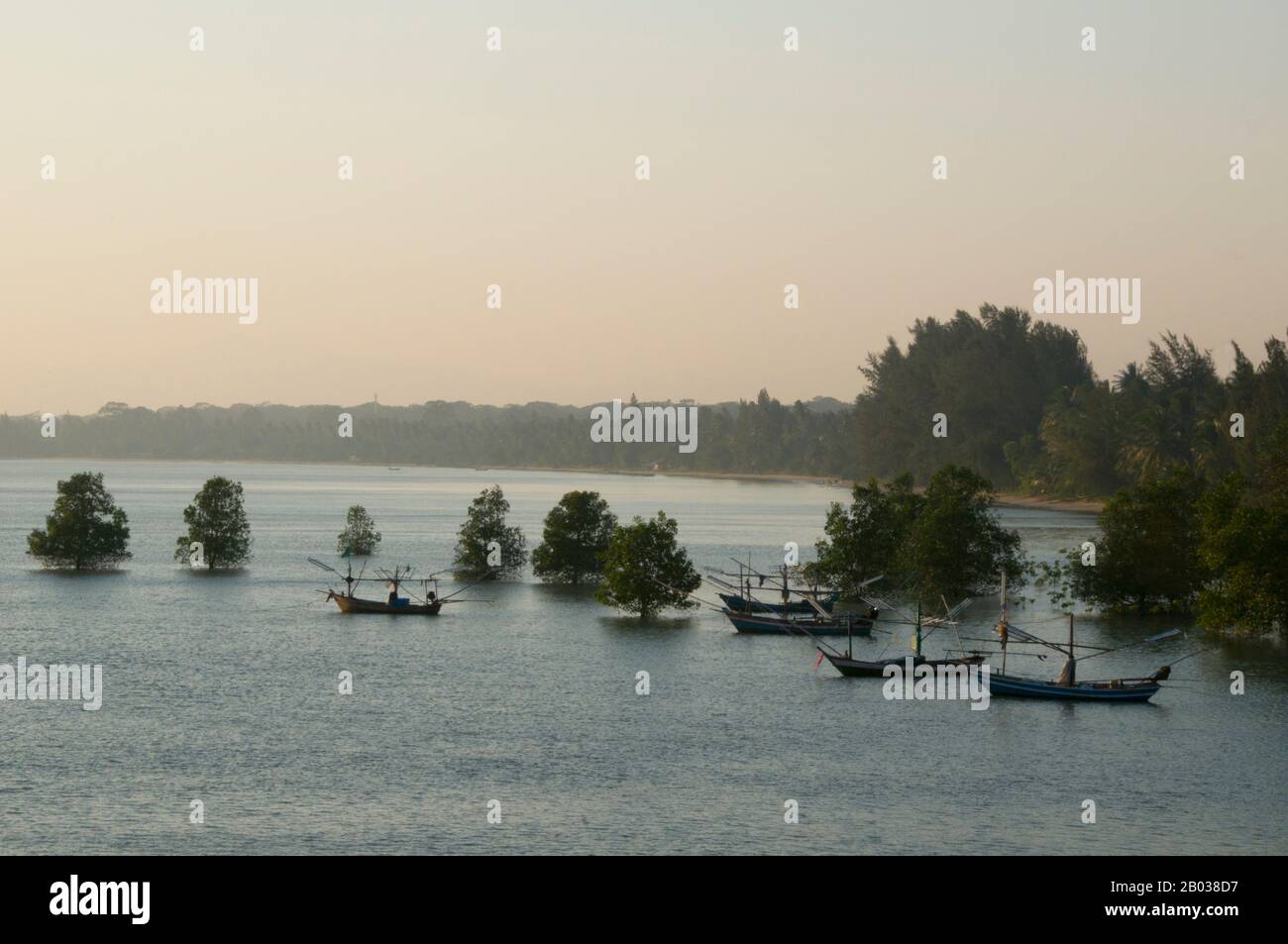 Bang Saphan est un port de pêche tranquille avec de bonnes liaisons ferroviaires et routières vers Bangkok et Chumphon, il domine une baie attrayante, Ao Bang Saphan. Tout comme Ban Krut, les plages de Bang Saphan (à Bang Saphan Yai et 16 km ou 16 miles au sud, Bang Saphan Noi) séduisent principalement un groupe de milieu de gamme de la région et Bangkok Thais à la recherche de la paix et calme loin des grandes villes. Banque D'Images