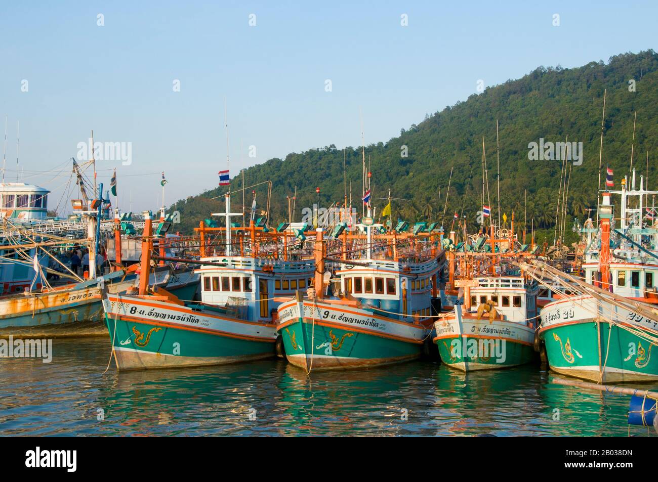 Bang Saphan est un port de pêche tranquille avec de bonnes liaisons ferroviaires et routières vers Bangkok et Chumphon, il domine une baie attrayante, Ao Bang Saphan. Tout comme Ban Krut, les plages de Bang Saphan (à Bang Saphan Yai et 16 km ou 16 miles au sud, Bang Saphan Noi) séduisent principalement un groupe de milieu de gamme de la région et Bangkok Thais à la recherche de la paix et calme loin des grandes villes. Banque D'Images