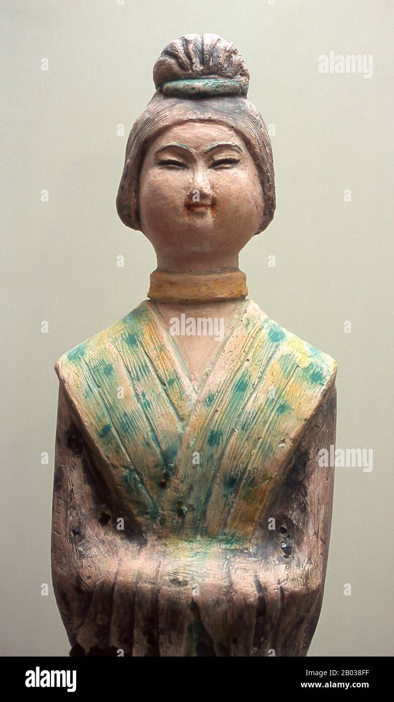 Les tombes de la dynastie Tang sont des figures poteries de personnes et d'animaux fabriqués dans la dynastie Tang de Chine (618–906) comme des biens graves à placer dans des tombes. On croyait que les chiffres représentés deviendraient disponibles pour le service du défunt dans l'après-vie. Les chiffres sont faits de faïence moulée avec de la couleur généralement ajoutée, bien que souvent pas sur toute la figure, ou dans des endroits logiques. Là où la coloration était dans la peinture, elle n'a souvent pas survécu, mais dans de nombreux cas c'était dans le sancai ('trois-couleur') glacer céramique, qui a généralement bien duré. Banque D'Images