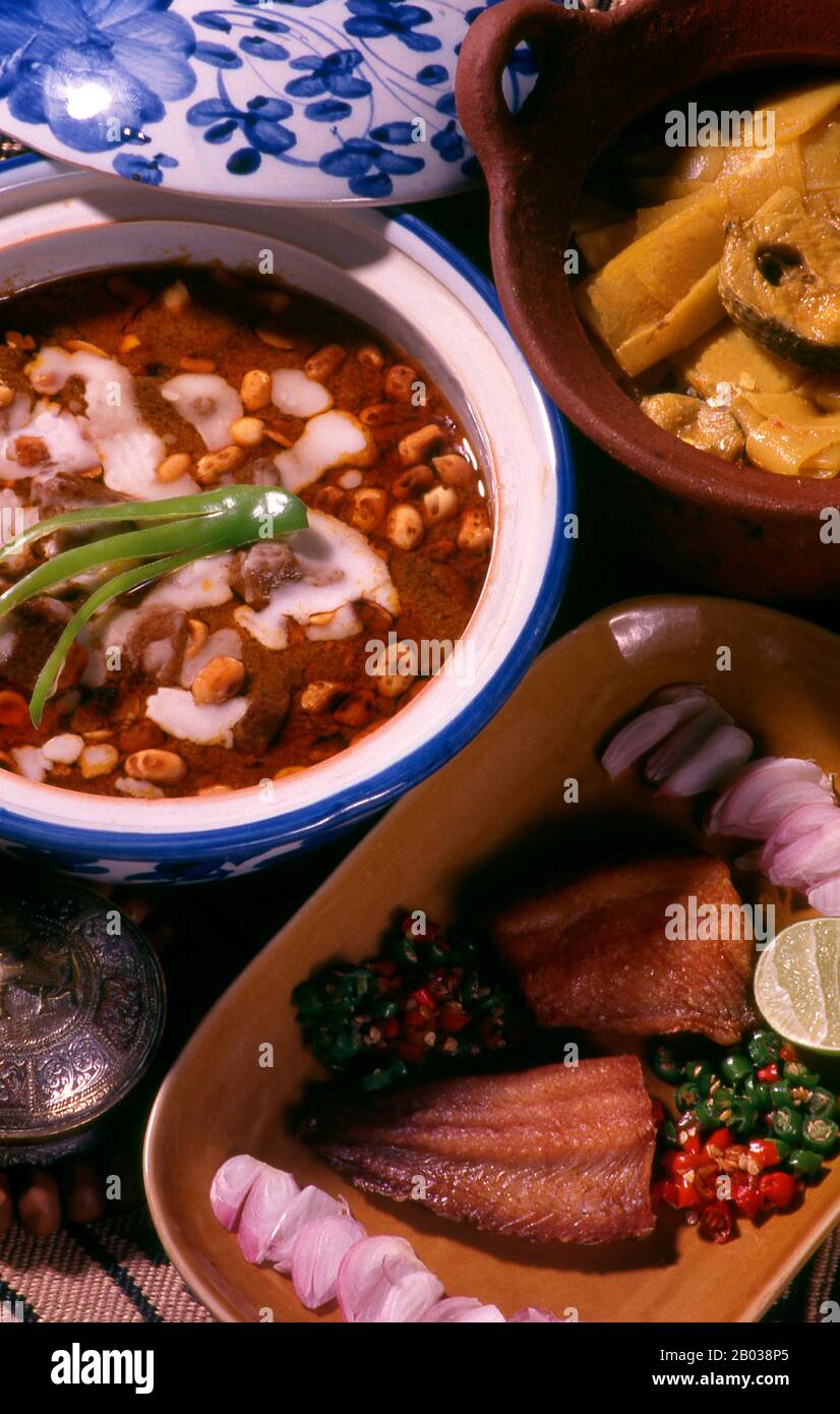 Kaeng Matsman est un curry de style thaïlandais du sud. Il se compose de morceaux de boeuf ou de poulet, combinés avec des pommes de terre et des oignons et des arachides dans une sauce au curry légèrement épicée aromatisée au lait de coco. Banque D'Images