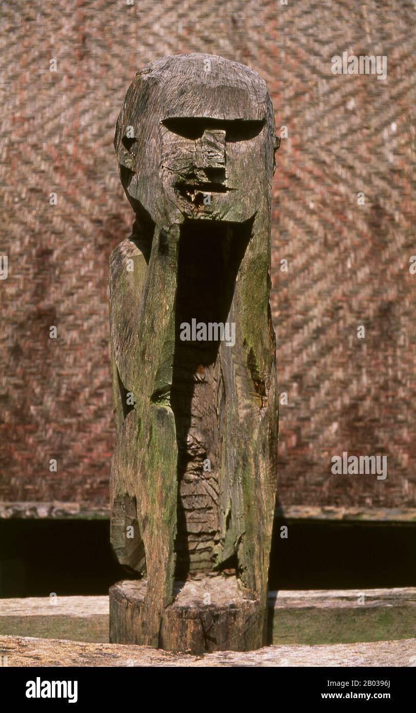 Vietnam : un homme est assis dans la contemplation, sculpture en bois, tombe de Jarai, Musée d'ethnologie du Vietnam, Hanoï. Les Jarai ou Jarais sont un groupe ethnique qui se trouve dans les hautes terres centrales du Vietnam (principalement dans les provinces de Gia Lai et Kon Tum), ainsi que dans la province de Ratanakiri, dans le nord-est du Cambodge. Les tombeaux traditionnels de Jarai sont de petites huttes dans lesquelles les possessions du défunt sont placées. Autour de la tombe, des piliers en bois sont surmontés de sculptures brutes, dont certaines représentent des gardiens spirituels. Banque D'Images