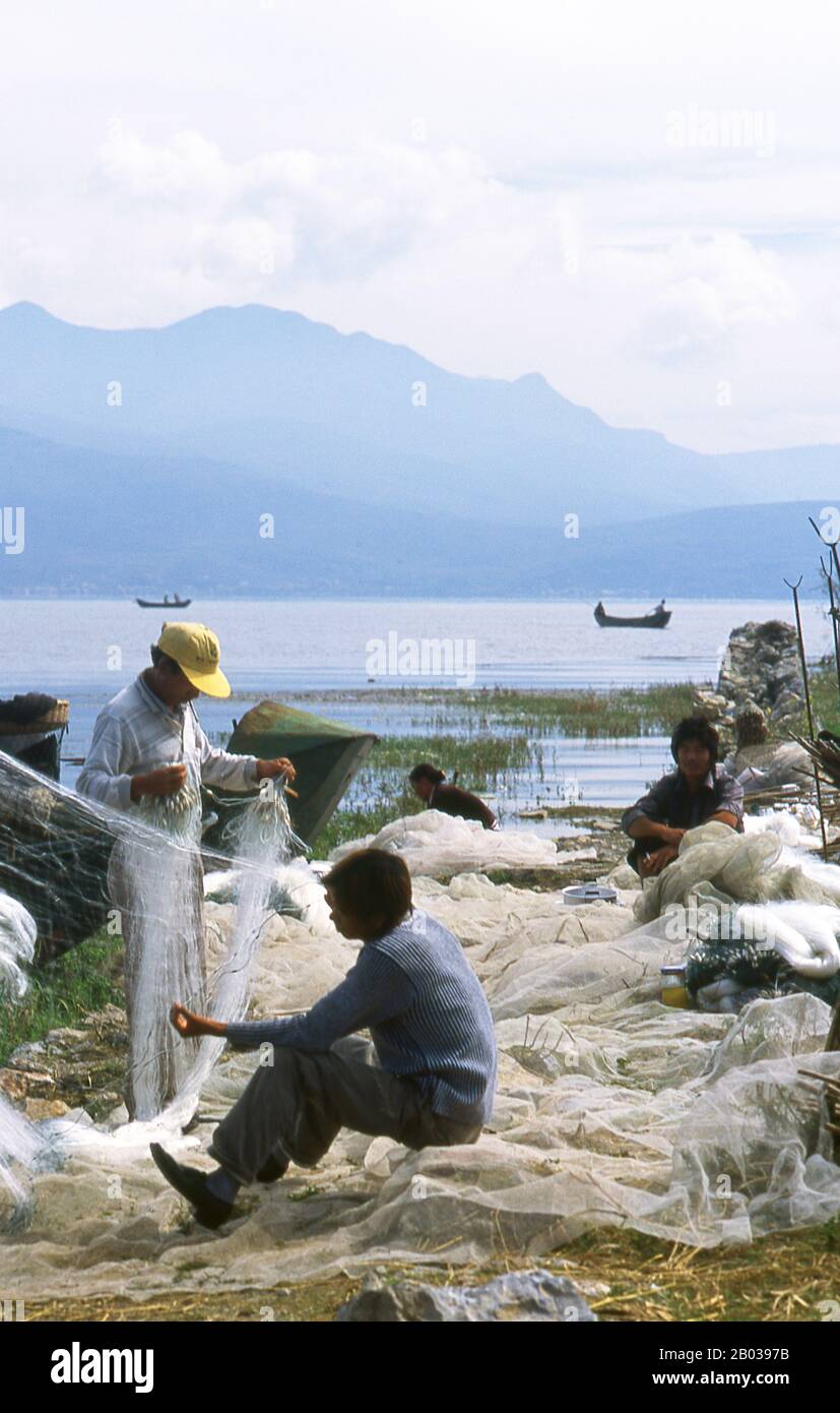 Le lac Erhai est le deuxième plus grand lac de la province du Yunnan. Son village principal, Caicun, est un labyrinthe de ruelles et de maisons de boue non pavées. Sur la rive est du lac se trouve le pittoresque village de Wase de Bai, et juste au large est L'île De Little Putuo (Xiao Putuo Dao), nommée pour la mythique maison de montagne de Guanyin, la Déesse chinoise de Compassion. Il y a une statue de la déesse, qui est dite pour protéger les eaux du lac, dans un temple sur l'île. Dali est l'ancienne capitale du royaume de Bai Nanzhao, qui a prospéré dans la région au cours des 8ème et 9ème siècles, et du Royaume de Dali, qui Banque D'Images Le lac Erhai est le deuxième plus grand lac de la province du Yunnan. Son village principal, Caicun, est un labyrinthe de ruelles et de maisons de boue non pavées. Sur la rive est du lac se trouve le pittoresque village de Wase de Bai, et juste au large est L'île De Little Putuo (Xiao Putuo Dao), nommée pour la mythique maison de montagne de Guanyin, la Déesse chinoise de Compassion. Il y a une statue de la déesse, qui est dite pour protéger les eaux du lac, dans un temple sur l'île. Dali est l'ancienne capitale du royaume de Bai Nanzhao, qui a prospéré dans la région au cours des 8ème et 9ème siècles, et du Royaume de Dali, qui Banque D'Images