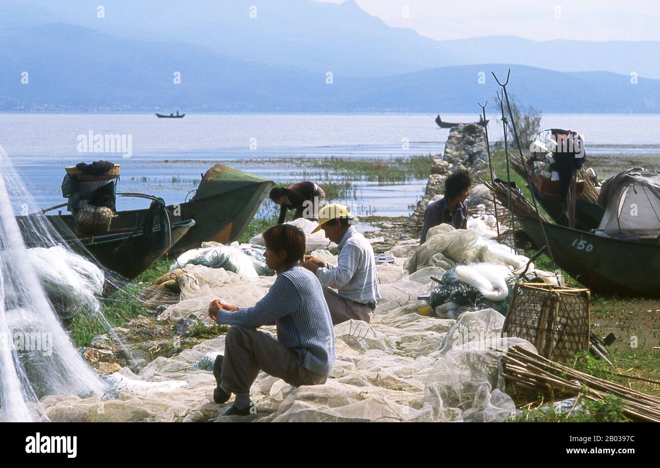 Le lac Erhai est le deuxième plus grand lac de la province du Yunnan. Son village principal, Caicun, est un labyrinthe de ruelles et de maisons de boue non pavées. Sur la rive est du lac se trouve le pittoresque village de Wase de Bai, et juste au large est L'île De Little Putuo (Xiao Putuo Dao), nommée pour la mythique maison de montagne de Guanyin, la Déesse chinoise de Compassion. Il y a une statue de la déesse, qui est dite pour protéger les eaux du lac, dans un temple sur l'île. Dali est l'ancienne capitale du royaume de Bai Nanzhao, qui a prospéré dans la région au cours des 8ème et 9ème siècles, et du Royaume de Dali, qui Banque D'Images Le lac Erhai est le deuxième plus grand lac de la province du Yunnan. Son village principal, Caicun, est un labyrinthe de ruelles et de maisons de boue non pavées. Sur la rive est du lac se trouve le pittoresque village de Wase de Bai, et juste au large est L'île De Little Putuo (Xiao Putuo Dao), nommée pour la mythique maison de montagne de Guanyin, la Déesse chinoise de Compassion. Il y a une statue de la déesse, qui est dite pour protéger les eaux du lac, dans un temple sur l'île. Dali est l'ancienne capitale du royaume de Bai Nanzhao, qui a prospéré dans la région au cours des 8ème et 9ème siècles, et du Royaume de Dali, qui Banque D'Images