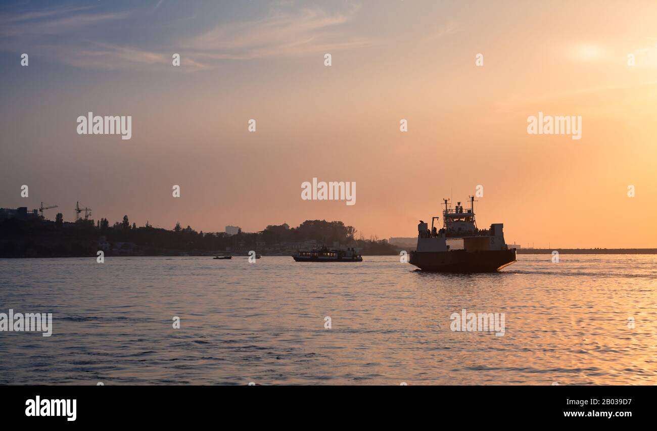 Le ferry pour passagers se rend à la baie de Sébastopol au coucher du soleil, en Crimée Banque D'Images