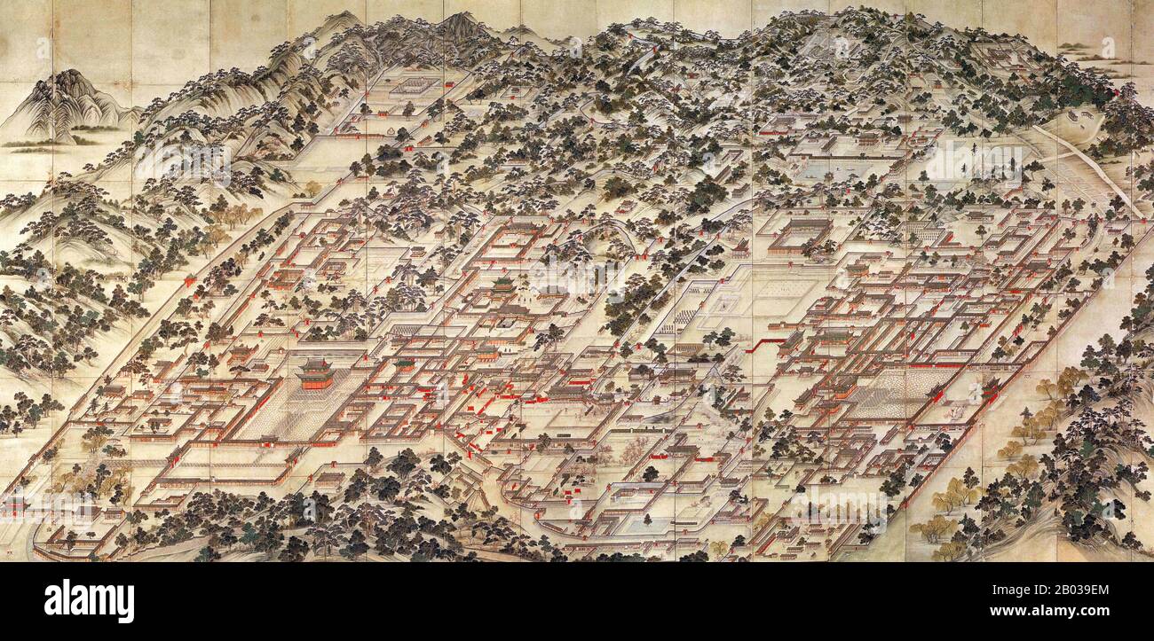 La construction du palais de Changdeok a commencé en 1405 et a été achevée en 1412. Le palais a été brûlé au sol pendant l'invasion japonaise en 1592 et reconstruit en 1609 par le roi Seonjo et le roi Gwanghaegun. Le palais a également été attaqué par le Manchu Qing mais tout au long de son histoire de reconstruction et de réparation est resté fidèle à son design original. Le Palais Changgyeong a été construit au milieu du XVe siècle par le roi Sejong pour son père, Taejong. Il a été initialement nommé 'Sugangggung', mais il a été rénové et agrandi en 1483 par le roi Seongjong, à laquelle il a reçu son nom actuel. Banque D'Images