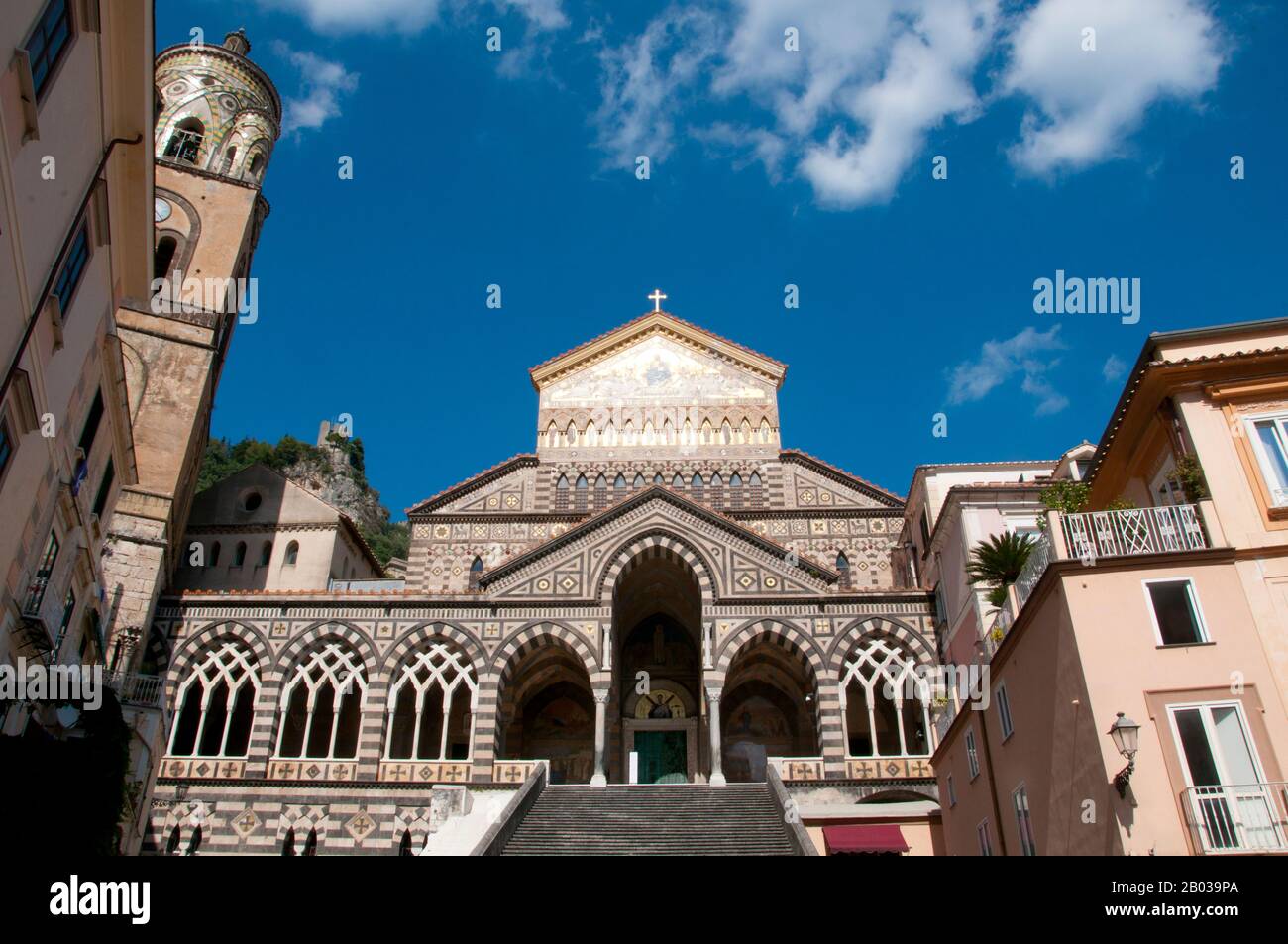 Commencée aux IXe et 10ème siècles, la cathédrale amalfitaine (Cattedrale di Sant'Andrea) est une cathédrale médiévale catholique romaine, dédiée à l'Apôtre Saint Andrew dont les reliques sont conservées ici. La cathédrale comprend la basilique adjacente du Crucifix du IXe siècle. La basilique mène à la crypte de Saint-André. Banque D'Images