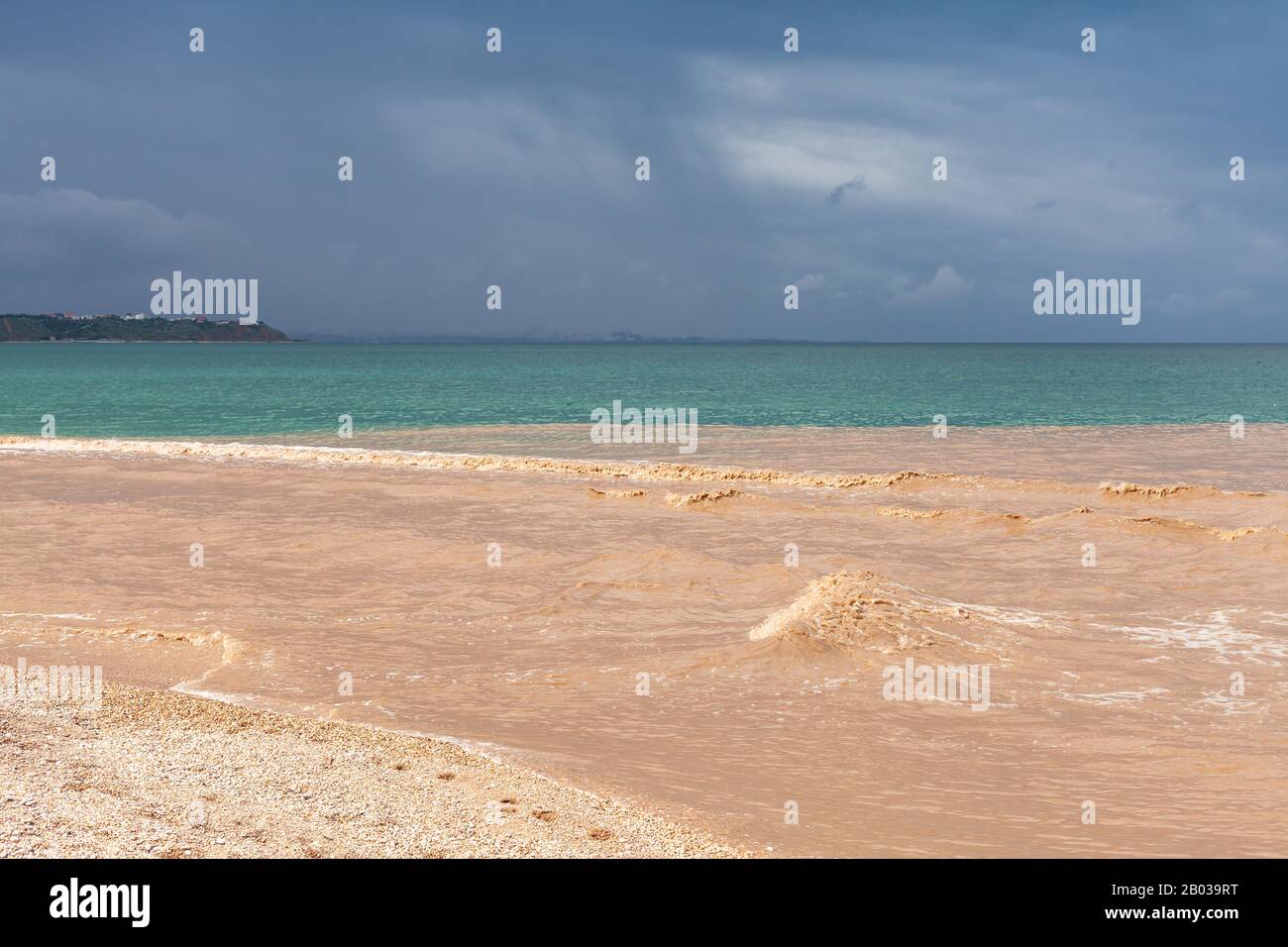 Paysage marin d'été. L'eau de la rivière boueuse se mélange à l'eau de mer bleue. Côte de la mer Noire, plage de Lyubimovka Banque D'Images