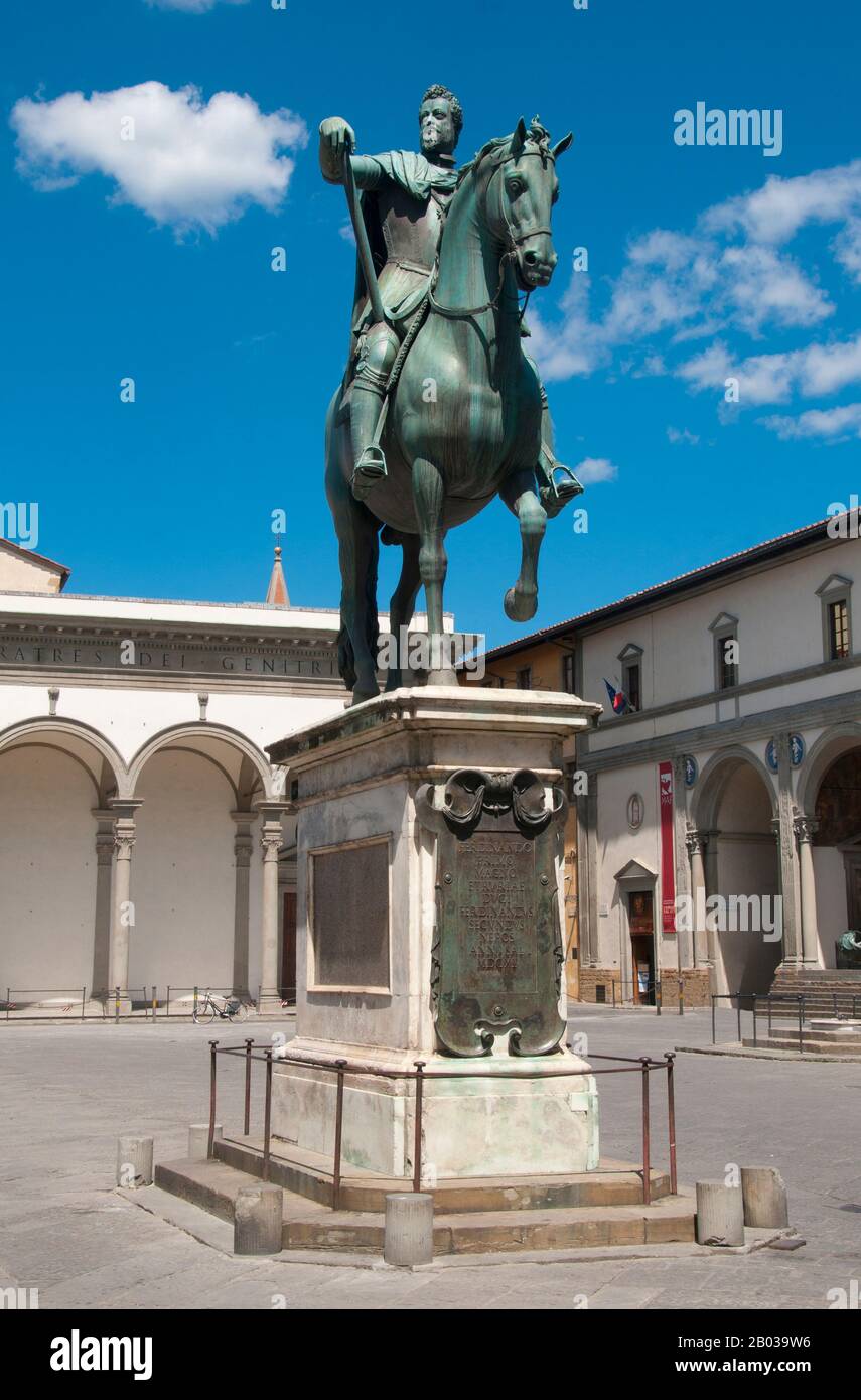 Italie : statue équestre de Ferdinando i de' Medici, Grand-duc de Toscane (1549 - 1609), Piazza della Santissima Annunziata, Florence. Complétée par le sculpteur italien Pietro Tacca (1577 - 1640), la statue fut érigée en 1608. La statue équestre de Ferdinando I a été commandée à l'origine par un vieil Giambologna (1529 - 1608) et complétée par son élève Pietro Tacca. Ferdinando i de' Medici (30 juillet 1549 – 17 février 1609) fut Grand-duc de Toscane de 1587 à 1609, ayant succédé à son frère aîné Francesco I. Banque D'Images