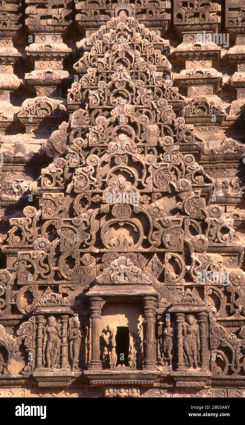 Le Shiv Mandir à Kera a été construit pendant le règne de la dynastie Chaulukya (Solankis) dans la partie ultérieure du 10ème siècle (du 9 au XIe siècle) et est dédié à Shiva. Le temple a été soumis à de graves dommages séismes pendant le tremblement de terre de 1819 et le tremblement de terre de Bhuj de 2001. Kutch (souvent épelé Kachch) est la partie nord-ouest de l'état indien du Gujarat, divisée de la partie principale de l'état par la mer d'Arabie et une partie de marais salants. Au nord se trouve la province pakistanaise de Sind. Le nom Kutch est dit être dérivé de la Kachelas, une sous-caste de la loh Banque D'Images