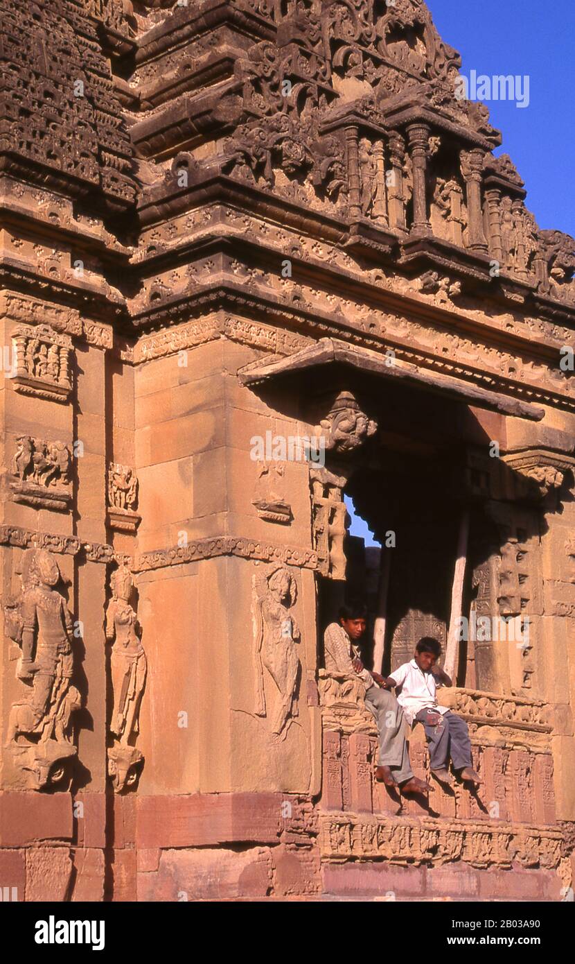 Le Shiv Mandir à Kera a été construit pendant le règne de la dynastie Chaulukya (Solankis) dans la partie ultérieure du 10ème siècle (du 9 au XIe siècle) et est dédié à Shiva. Le temple a été soumis à de graves dommages séismes pendant le tremblement de terre de 1819 et le tremblement de terre de Bhuj de 2001. Kutch (souvent épelé Kachch) est la partie nord-ouest de l'état indien du Gujarat, divisée de la partie principale de l'état par la mer d'Arabie et une partie de marais salants. Au nord se trouve la province pakistanaise de Sind. Le nom Kutch est dit être dérivé de la Kachelas, une sous-caste de la loh Banque D'Images