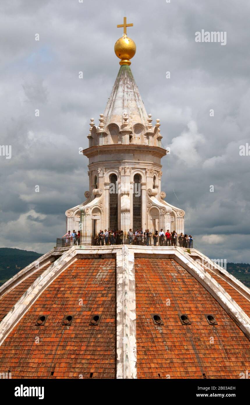 La cathédrale de Santa Maria del Fiore (cathédrale Saint Marie des fleurs) est la principale église de Florence. Il Duomo di Firenze, comme on l'appelle habituellement, a commencé en 1296 dans le style gothique avec la conception d'Arnolfo di Cambio et a complété structurellement en 1436 avec le dôme conçu par Filippo Brunelleschi. Banque D'Images