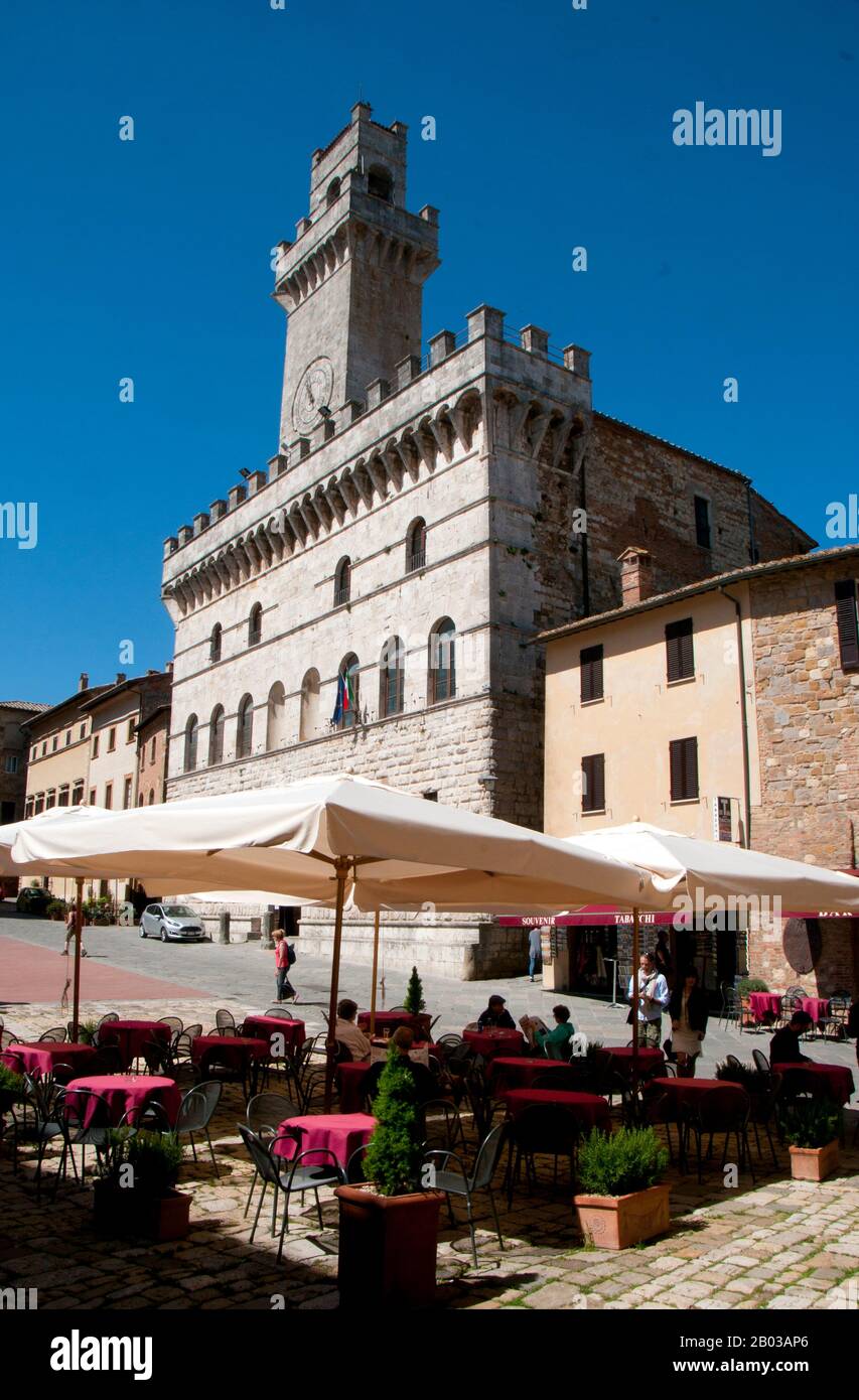 Selon la légende, Montepulciano a été fondé par le roi étrusque Lars Porsena de Chiusi; de récentes conclusions prouvent qu'un règlement était déjà en vigueur au 4ème-3ème siècle BCE. À l'époque romaine, c'était le siège d'une garnison qui gardait les routes principales de la région. Banque D'Images