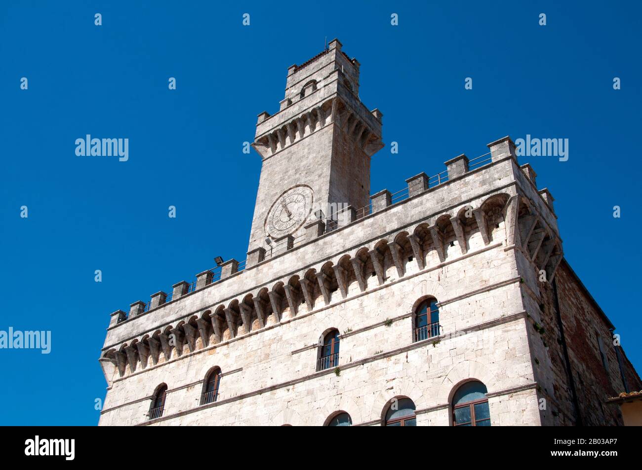 Selon la légende, Montepulciano a été fondé par le roi étrusque Lars Porsena de Chiusi; de récentes conclusions prouvent qu'un règlement était déjà en vigueur au 4ème-3ème siècle BCE. À l'époque romaine, c'était le siège d'une garnison qui gardait les routes principales de la région. Banque D'Images