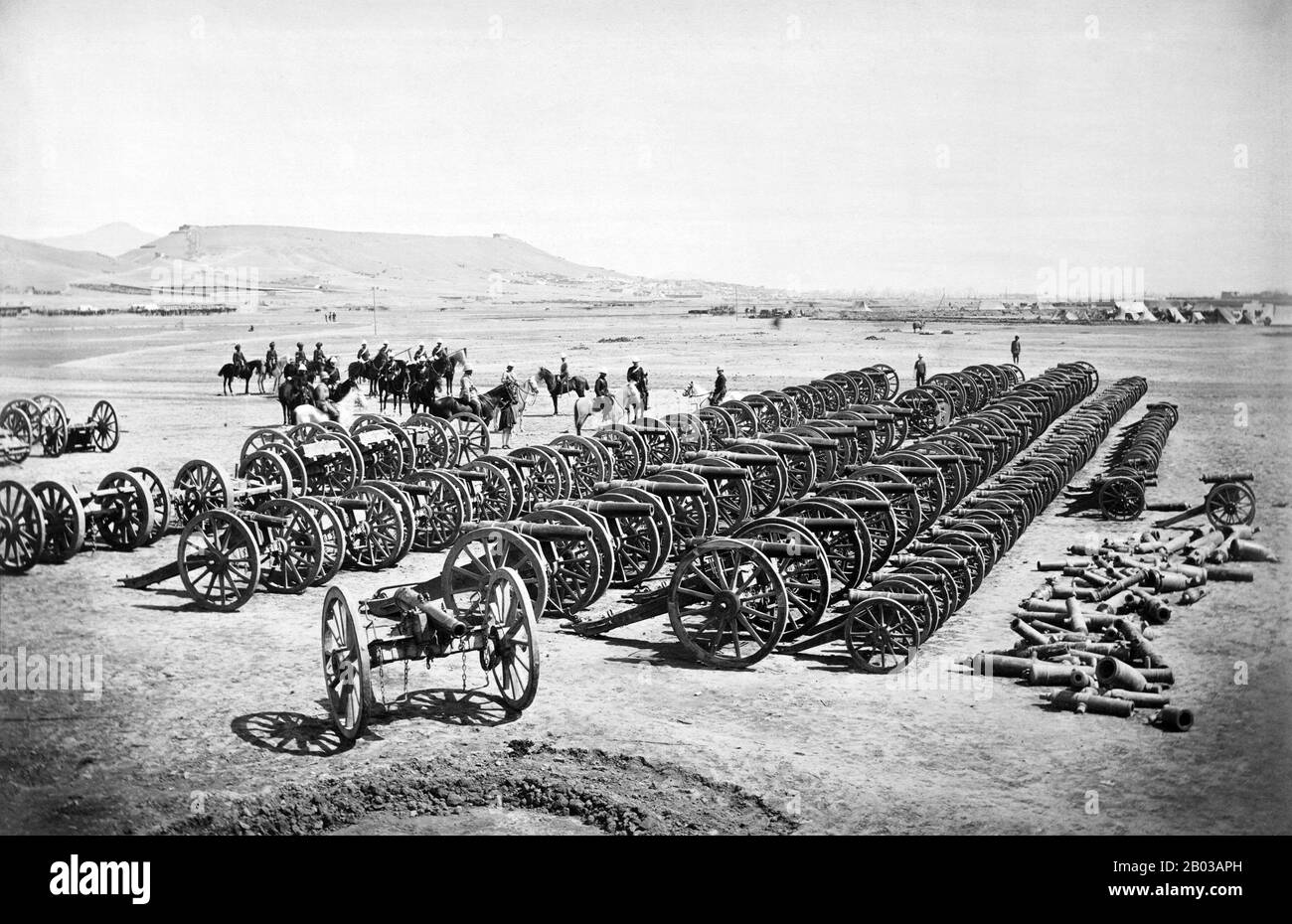 La seconde guerre anglo-afghane a été menée entre le Raj britannique et l'émirat d'Afghanistan de 1878 à 1880. Conséquence du Grand jeu entre la Grande-Bretagne et la Russie, le conflit a été initié par ce dernier qui a envoyé une mission diplomatique non invitée à Kaboul, malgré les voeux et les protestations de Sher Ali Khan, l'Amir d'Afghanistan. Lorsqu'une demande britannique pour sa propre mission diplomatique a été refusée, la seconde guerre anglo-afghane a commencé. La première phase de l'invasion a vu une série de victoires militaires britanniques qui ont conduit au Traité de Gandamak, qui a vu les affaires étrangères afghanes donner Banque D'Images