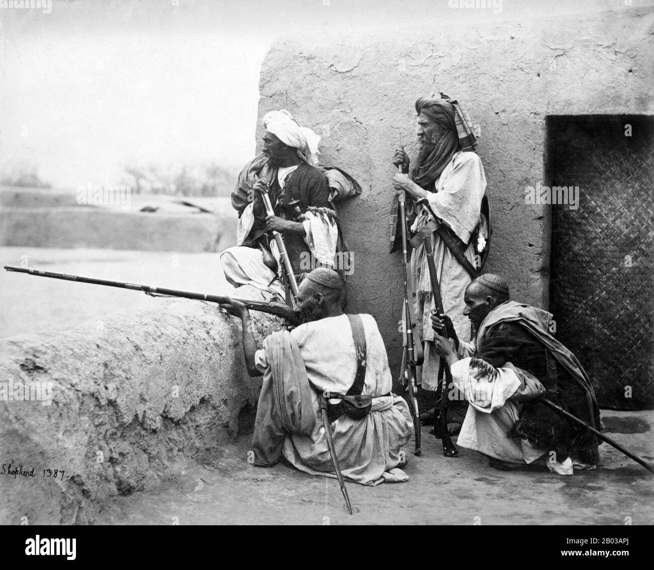 L'Afridi est une tribu Karlani Pashtun présente au Pakistan, avec un nombre important en Afghanistan. L'Afridis domine dans les Zones tribales Administrées par la Fédération au Pakistan, qui occupent environ 3 000 km² de la région accidentée de l'est de la région de Spin Ghar à l'ouest de Peshawar, couvrant la plupart de l'Agence Khyber, de FR Peshawar et de FR Kohat. Les Afridis sont historiquement connus pour l'emplacement stratégique qu'ils habitent, et pour la belligérance contre les forces extérieures; luttant contre les armées de la dynastie Mughal dans toute la domination Mughal. Leurs affrontements ultérieurs contre les expéditions britanniques comprenaient le Banque D'Images