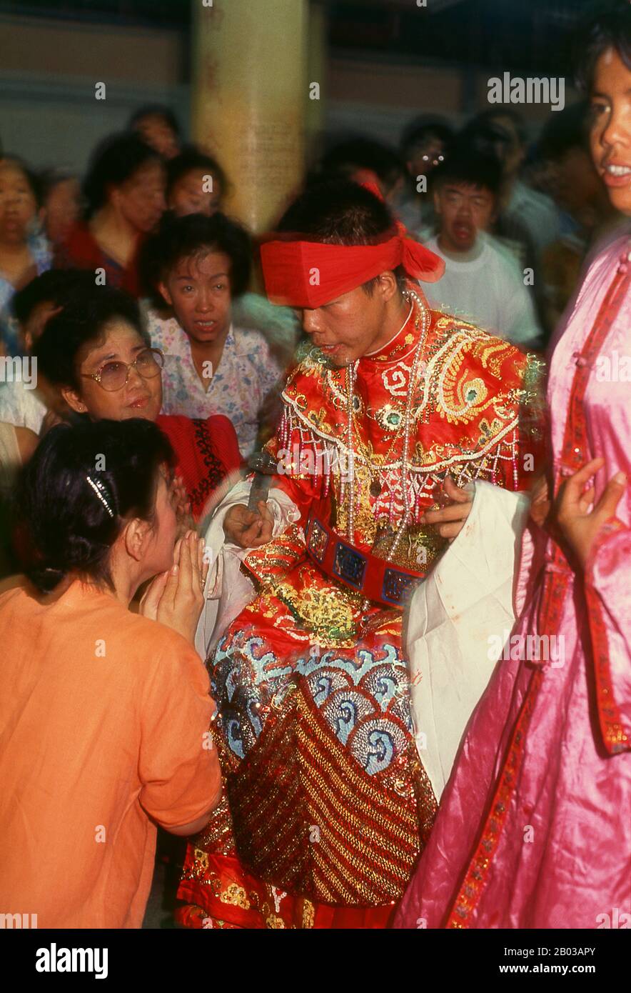 Thaïlande : un médium de l'esprit possédé ou chanson ma répond aux questions des croyants sur une variété de sujets, le Festival des neuf dieux de l'empereur, Chao Mae Thapthim sanctuaire (maison taoïste chinoise de joss), Wang Burapha, Bangkok (1989). Le festival des neuf dieux de l'empereur est une célébration taoïste de neuf jours commençant à la veille du 9e mois lunaire du calendrier chinois, qui est observée principalement dans les pays d'Asie du Sud-est comme le Myanmar, Singapour, la Malaisie et la Thaïlande. Banque D'Images