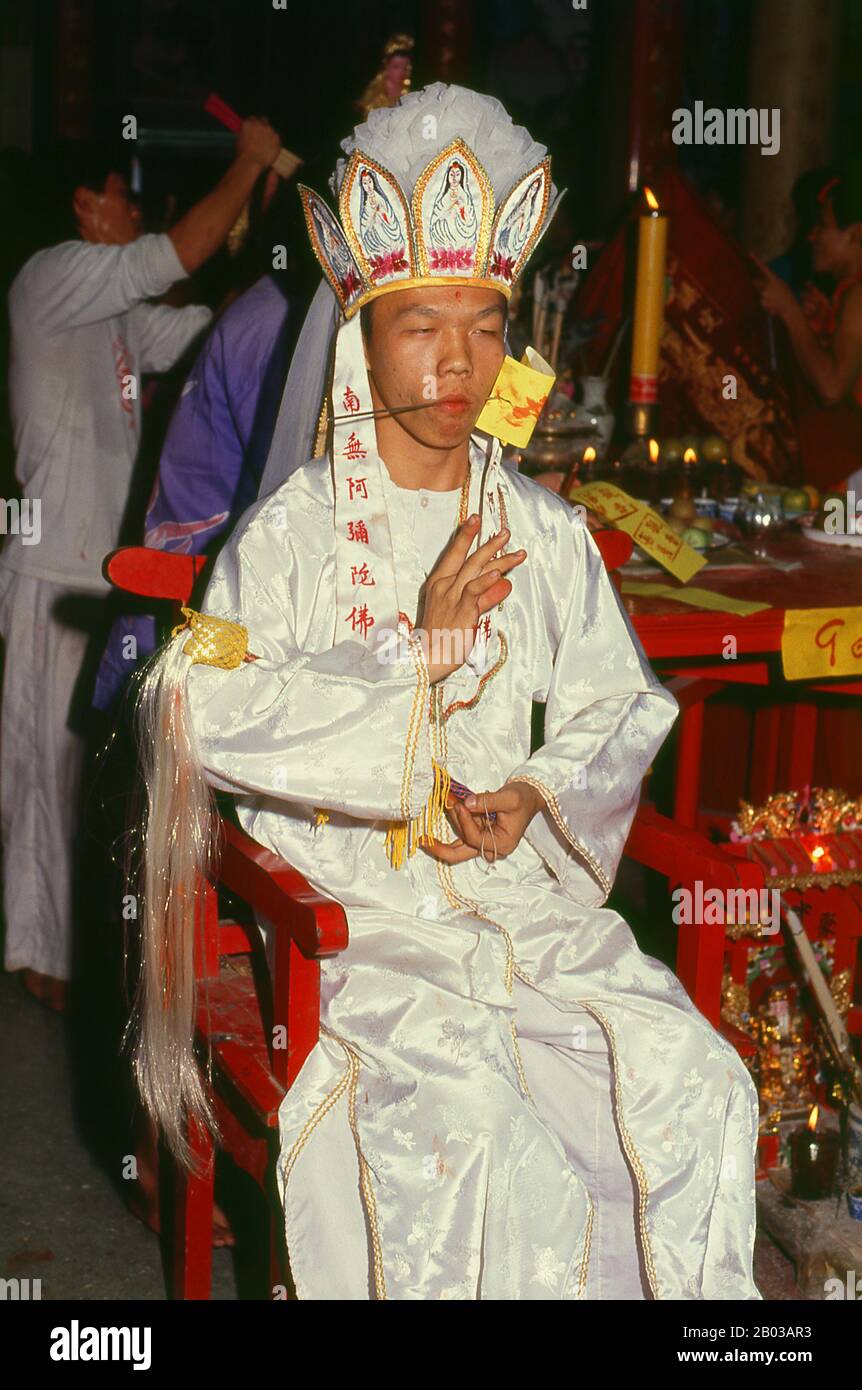 Thaïlande : un médium d'esprit possédé ou chanson ma, le festival des neuf dieux de l'empereur, Chao Mae Thapthim sanctuaire (maison taoïste chinoise de joss), Wang Burapha, Bangkok (1989). Le festival des neuf dieux de l'empereur est une célébration taoïste de neuf jours commençant à la veille du 9e mois lunaire du calendrier chinois, qui est observée principalement dans les pays d'Asie du Sud-est comme le Myanmar, Singapour, la Malaisie et la Thaïlande. Banque D'Images