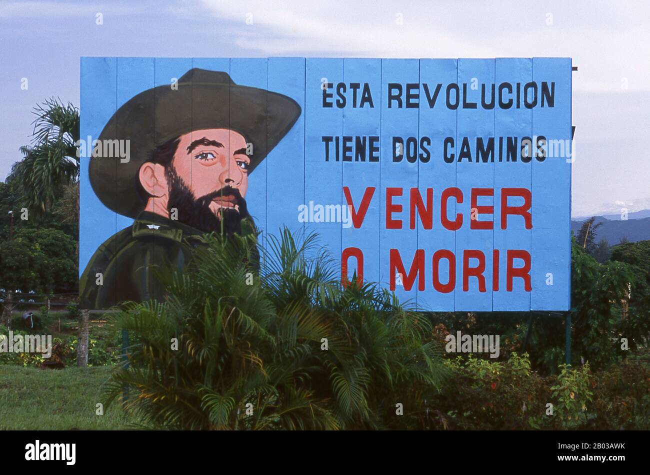 Camilo Cienfuegos Gorriarán (6 février 1932 – 28 octobre 1959) est un révolutionnaire cubain né à Lawton, à la Havane. Élevé dans une famille anarchiste qui avait quitté l'Espagne avant la guerre civile espagnole, il est devenu une figure clé de la Révolution cubaine, avec Fidel Castro, Che Guevara, Juan Almeida Bosque et Raúl Castro. Banque D'Images