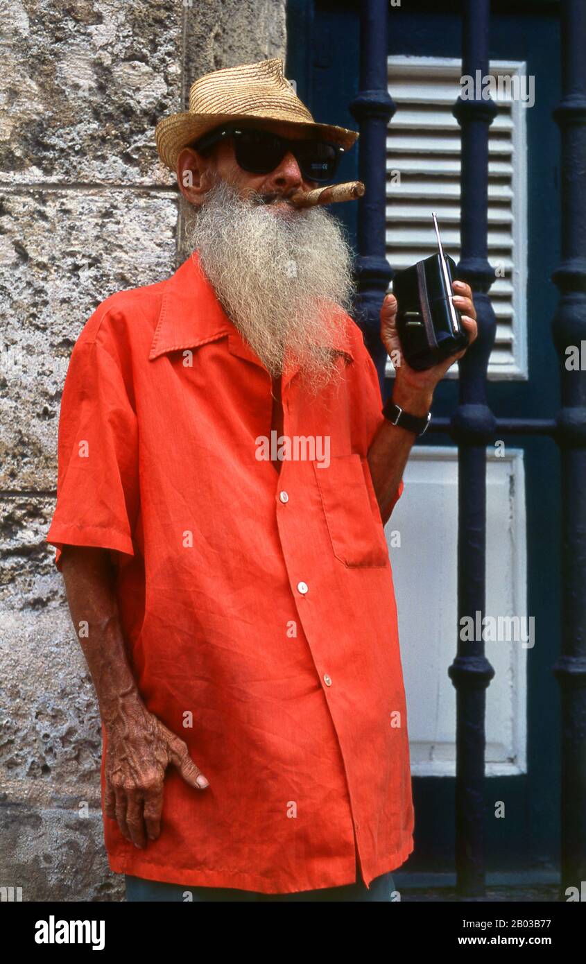La Plaza de la Catedral est l’une des places de la Vieille Havane, cette zone ouverte pavée (piétons seulement) est entourée de beaux bâtiments et abrite les rues les plus colorées de tous les artistes de la Habana Vieja. Ils vont des prêtesses de Santería aux danseurs de rue bien adaptés en passant par les filles de fleurs et les Rastafarians. La Habana Vieja (la Vieille Havane) a été déclarée monument national en 1977 et classée au patrimoine mondial de l'UNESCO en 1982. C'est le centre le plus important du patrimoine colonial espagnol dans toutes les Amériques. Banque D'Images
