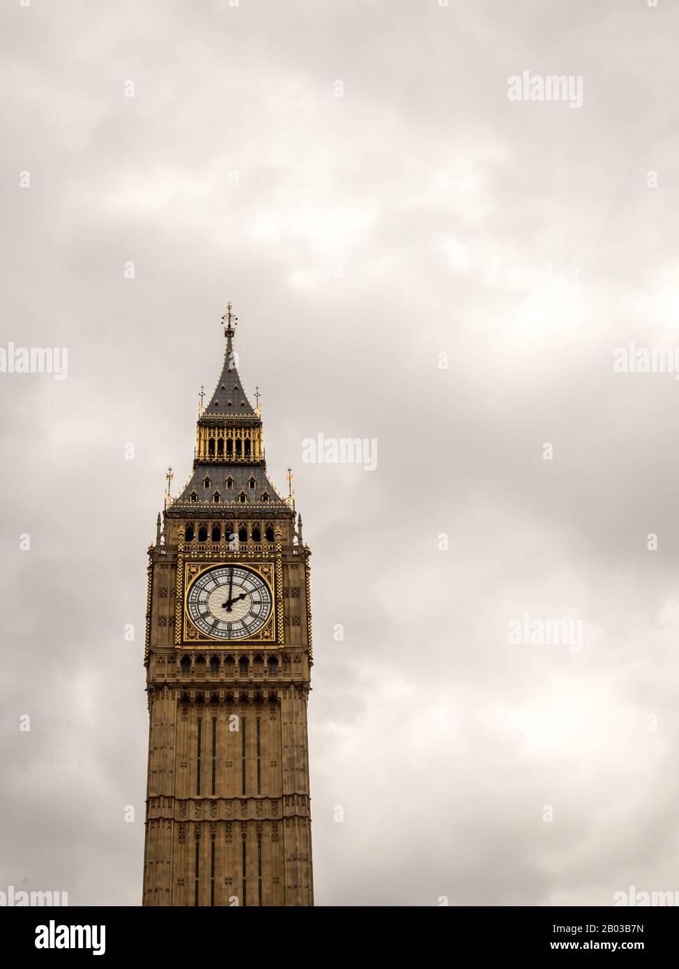 Big Ben à 2 heures. Le célèbre monument de Londres, Big Ben, à 14:00, en une journée surmoulée grise ; avec de l'espace pour le copier. Banque D'Images
