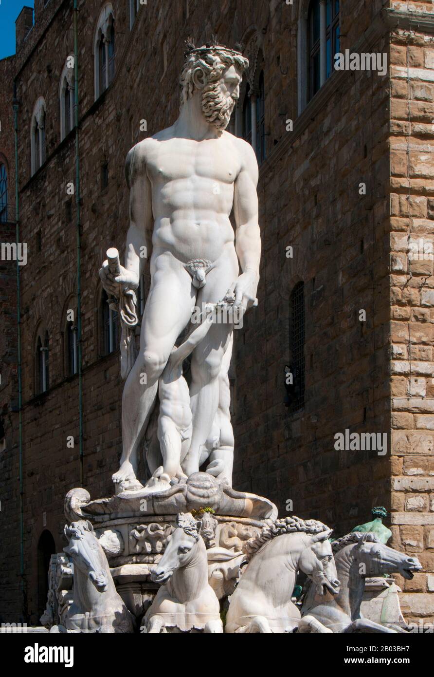 Italie : une statue en marbre représentant 'Neptune', la fontaine de Neptune, Piazza della Signoria, Florence. Sculpté par Bartolomeo Ammannati (1511 - 1592), 1565. Neptune est le dieu de l'eau douce et de la mer dans la religion romaine. Il est l'homologue du dieu grec Poséidon. Dans la tradition d'influence grecque, Neptune est le frère de Jupiter et de Pluton; les frères président les royaumes du ciel, du monde terrestre et du monde sous-marin. Salacia est sa femme. Banque D'Images