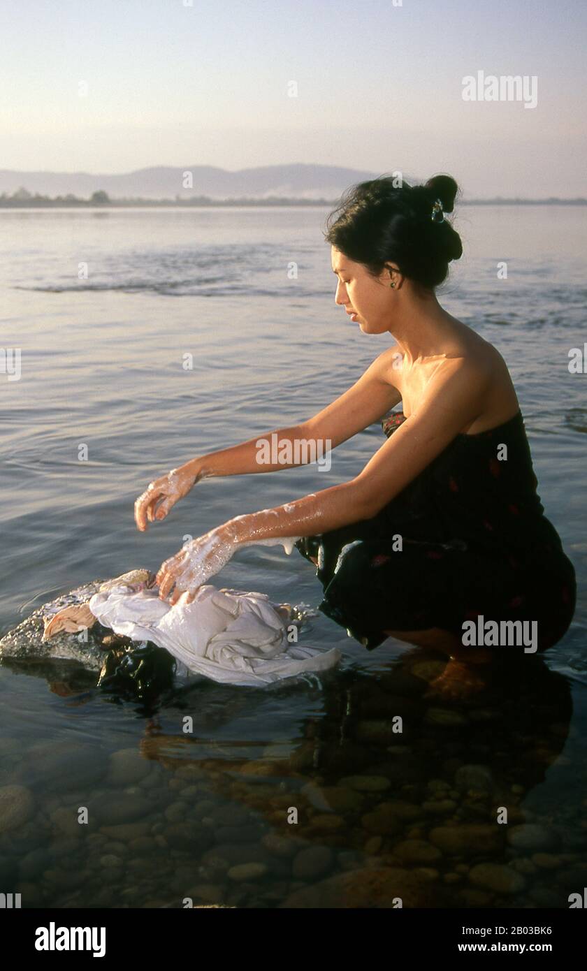 La rivière Irrawaddy ou la rivière Ayeyarwady, aussi épeautre Ayeyarwaddy est une rivière qui s'écoule du nord au sud par la Birmanie (Myanmar). C'est la plus grande rivière du pays et la plus importante voie d'eau commerciale. Originaire de la confluence des rivières n'mai et Mali, il coule relativement droit du Nord-Sud avant de se vider dans le delta de l'Irrawaddy dans la mer d'Andaman. Sa zone de drainage d'environ 255,081 km² couvre une grande partie de la Birmanie. Après le poème de Rudyard Kipling, on parle parfois de « la route vers Mandalay ». Banque D'Images