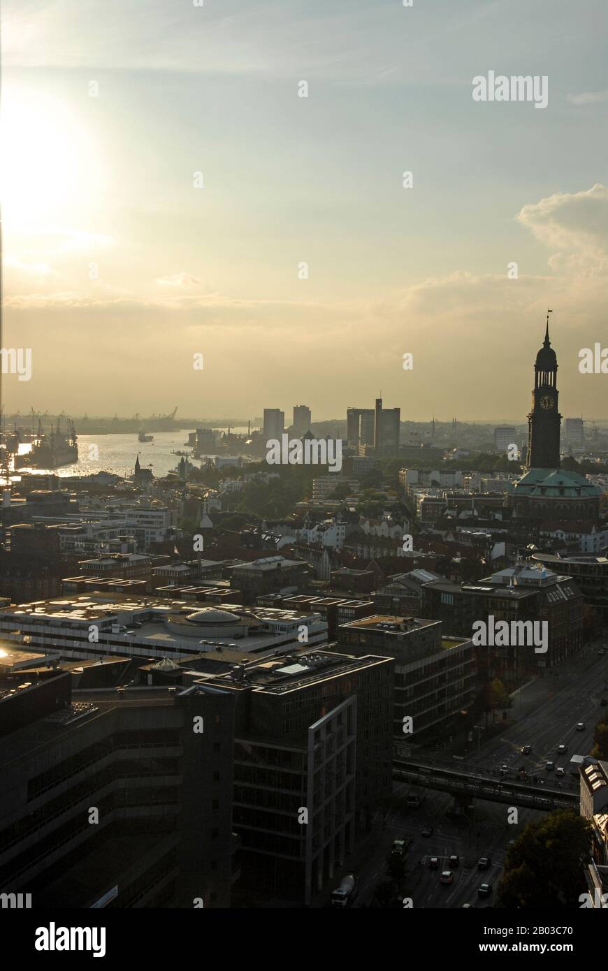 Quartier commercial de Hambourg et partie du port et du port de Hambourg sur la rivière Elbe à Hambourg, en Allemagne Banque D'Images