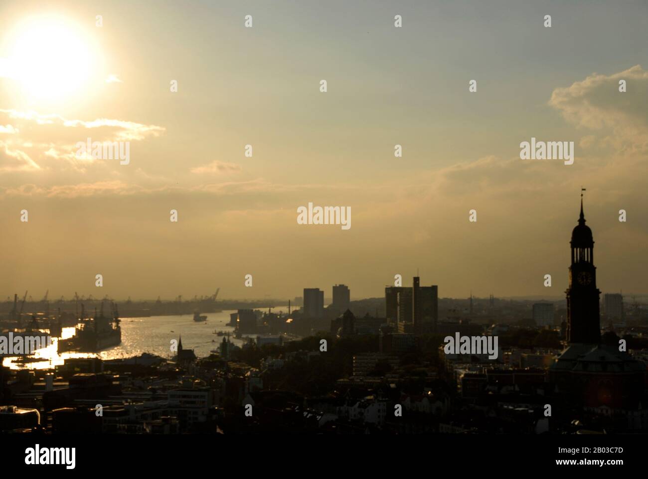 Quartier commercial de Hambourg et partie du port et du port de Hambourg sur la rivière Elbe à Hambourg, en Allemagne Banque D'Images
