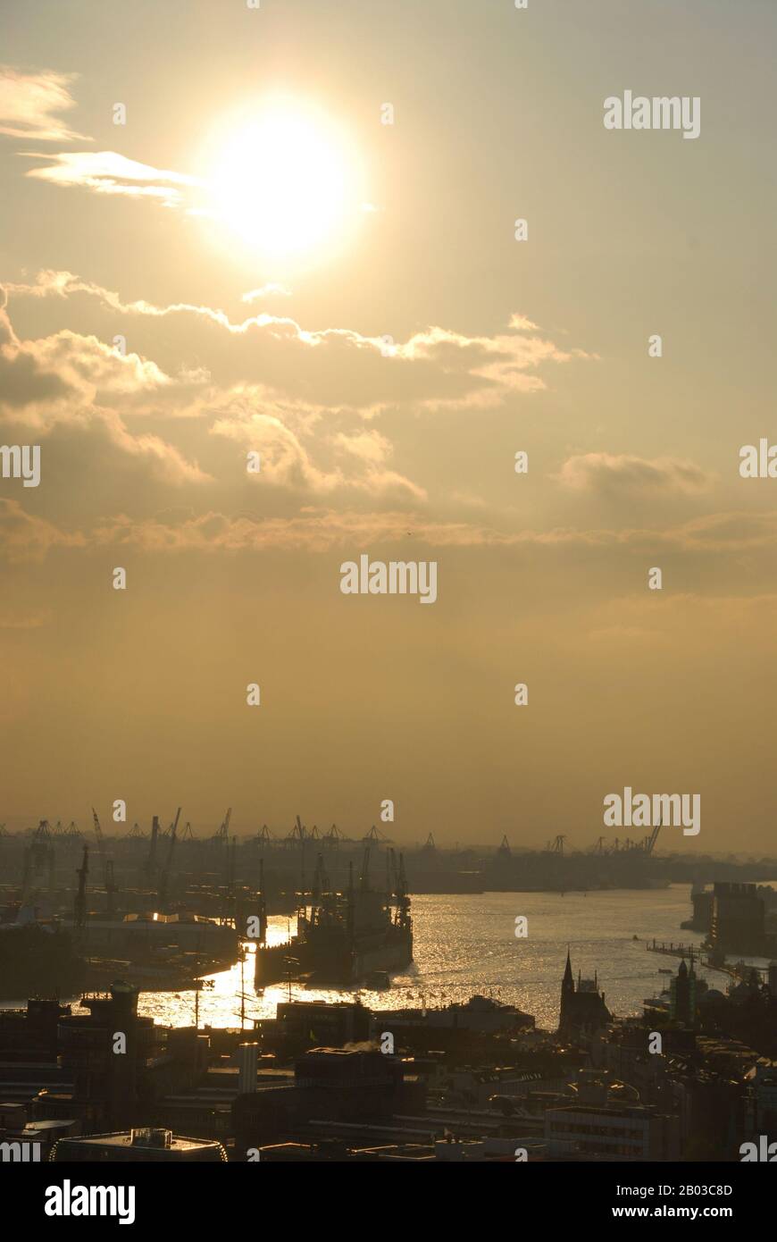 Quartier commercial de Hambourg et partie du port et du port de Hambourg sur la rivière Elbe à Hambourg, en Allemagne Banque D'Images