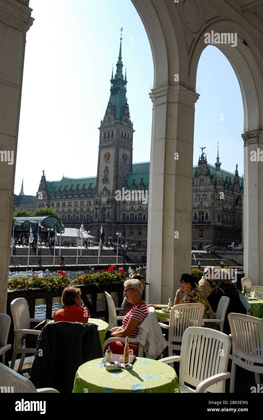 Vous pourrez vous adiner sous les grandes arches d'un restaurant situé dans la galerie marchande de style vénitien de l'Alsterarkaden, le long de la promenade Jungfernstieg, à côté du Binnen Banque D'Images