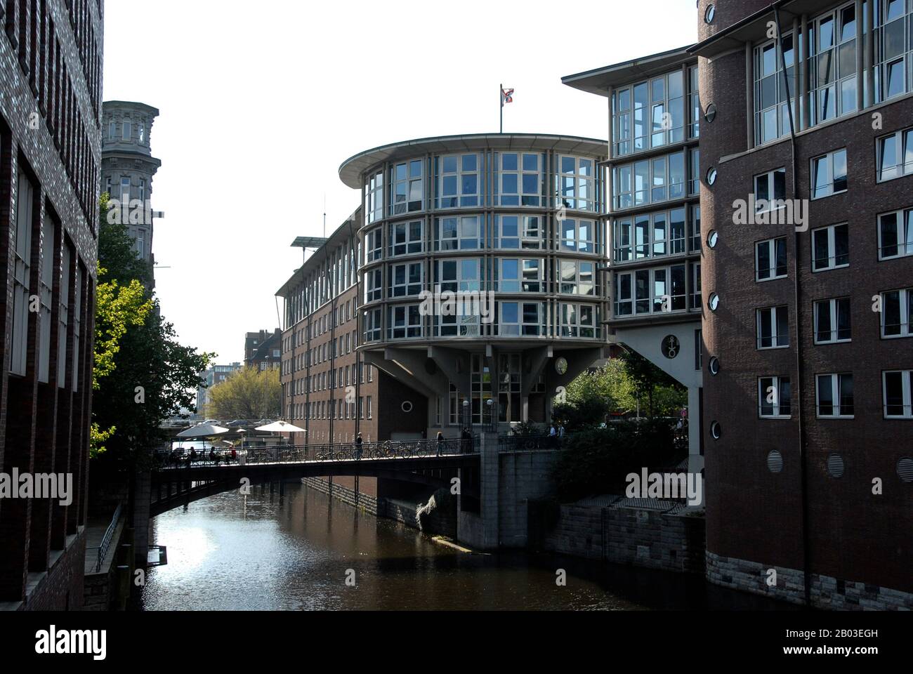 Le bâtiment incurvé en verre de la Hyundai Merchant Marine (Deutschland) GmbH & Co. KG – Hambourg près de Michaelisbrucke (pont Michael) au-dessus de l'Herr Banque D'Images