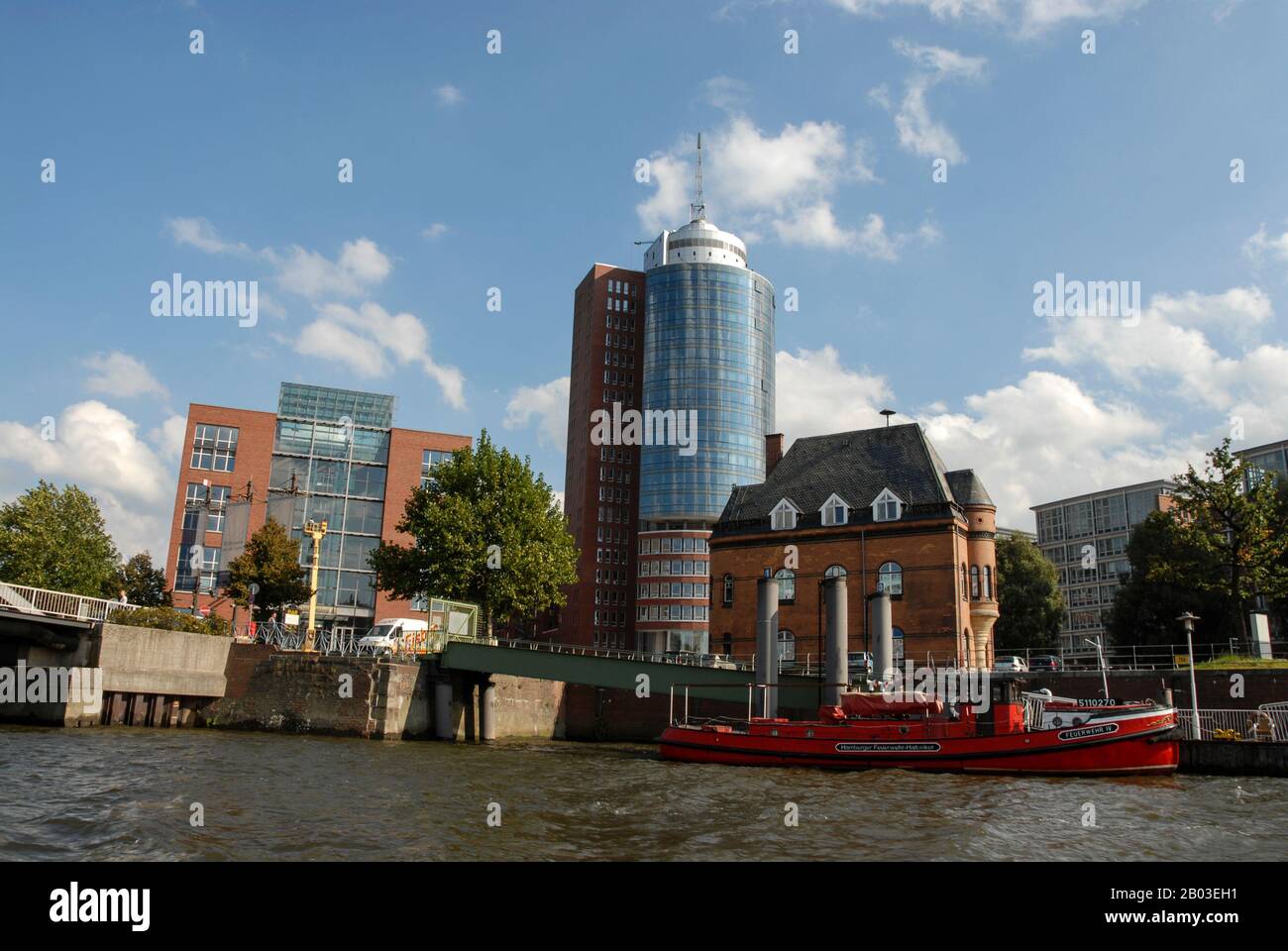Bureaux sur le quai dans le port de Hambourg à Hambourg, Allemagne. Le port maritime de la rivière Elbe est le plus grand et le troisième plus achalandé d'Allemagne en Europe et Banque D'Images
